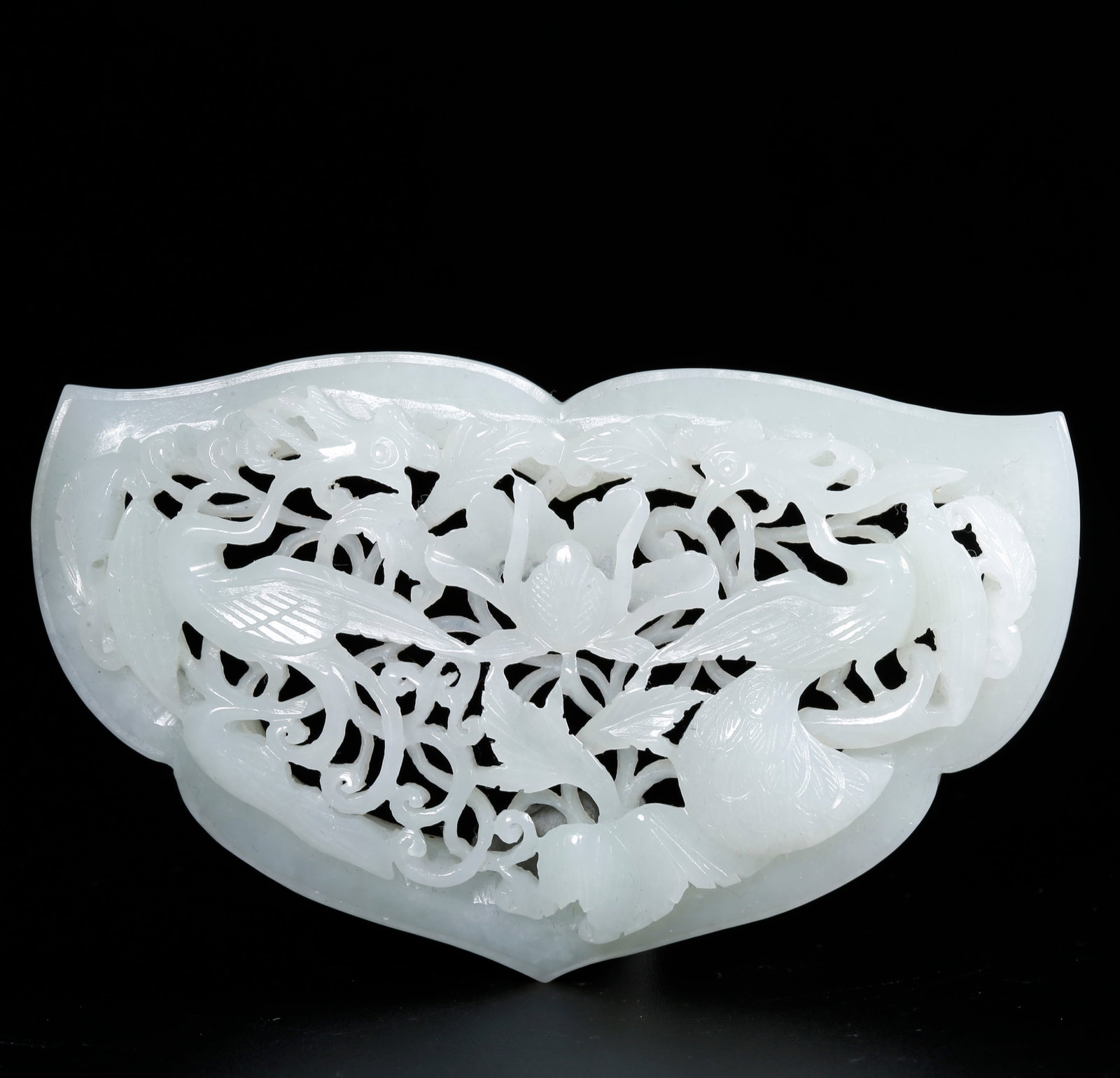 A HOTAN JADE CARVED BEAST PATTERN BELT PLAQUE: Hotan Jade Carved Beast Pattern Belt Plaque