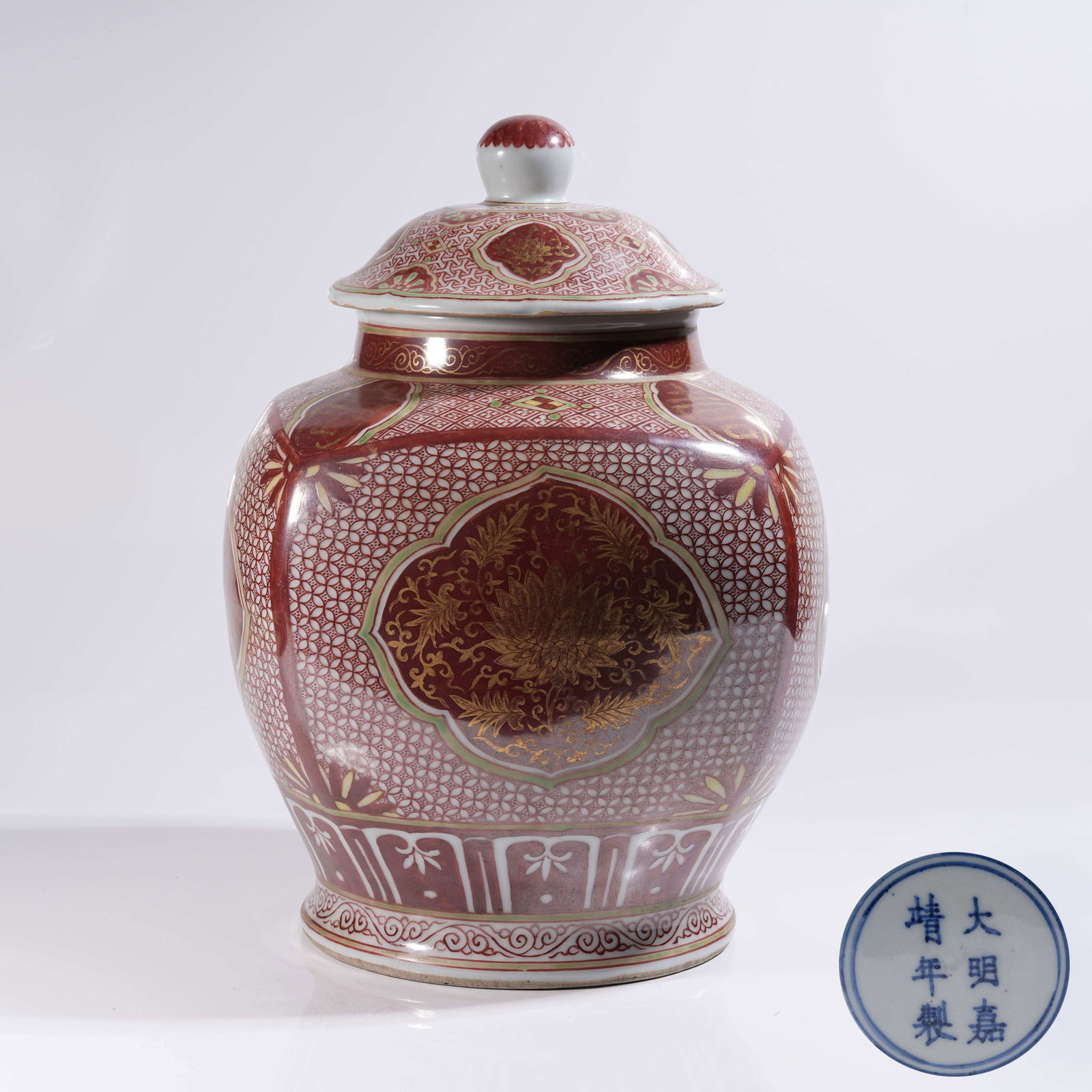 A CORAL RED GLAZED GILDED LIDDED JAR WITH FLORAL PATTERN (1 of 9)