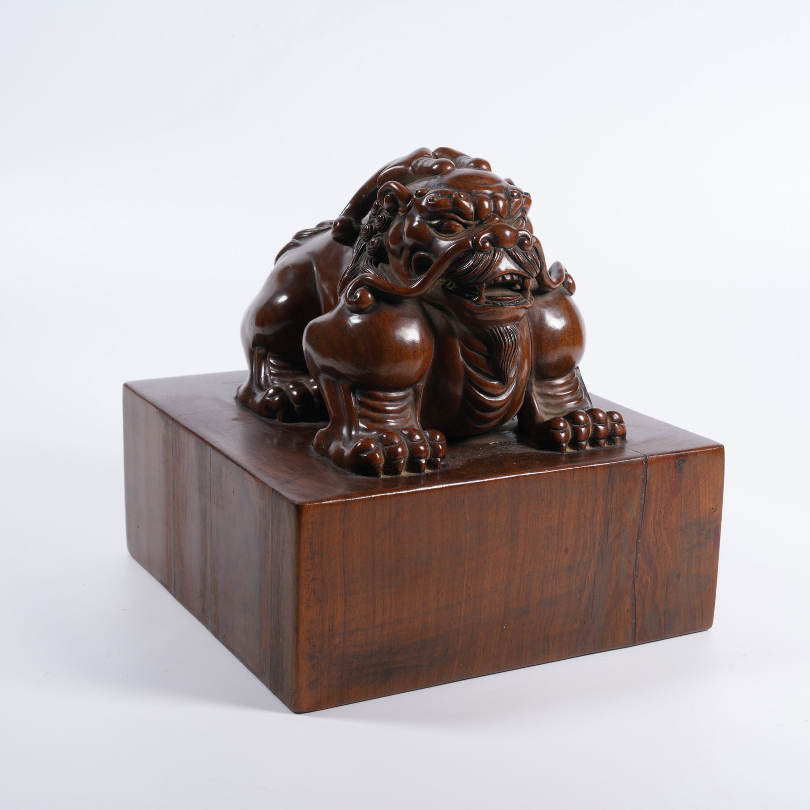 A SANDALWOOD LARGE SEAL WITH AUSPICIOUS BEAST KNOB (1 of 9)