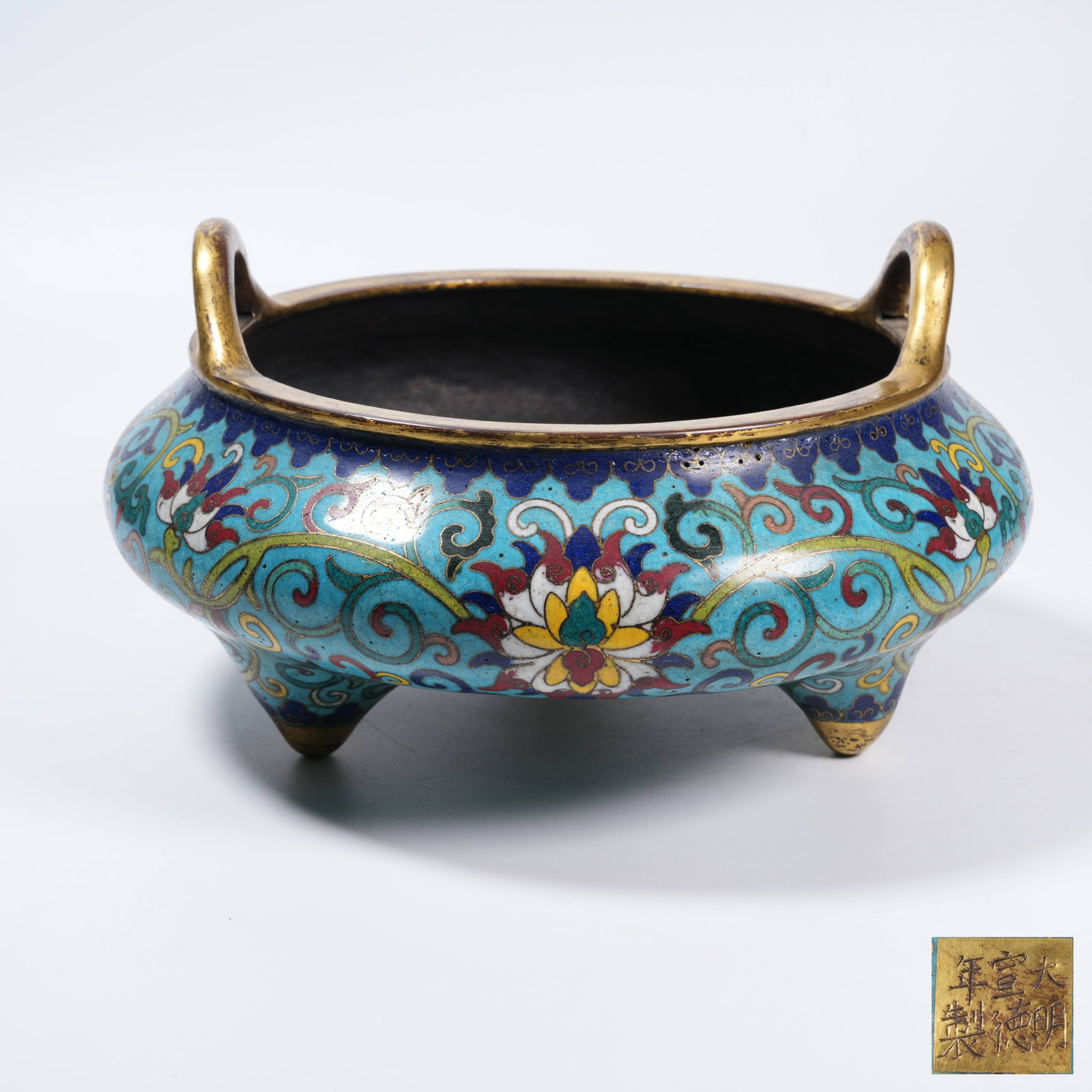 A CLOISONNÉ THREE-LEGGED INCENSE BURNER WITH INTERLOCKING PRECIOUS FLORAL PATTERN (1 of 9)