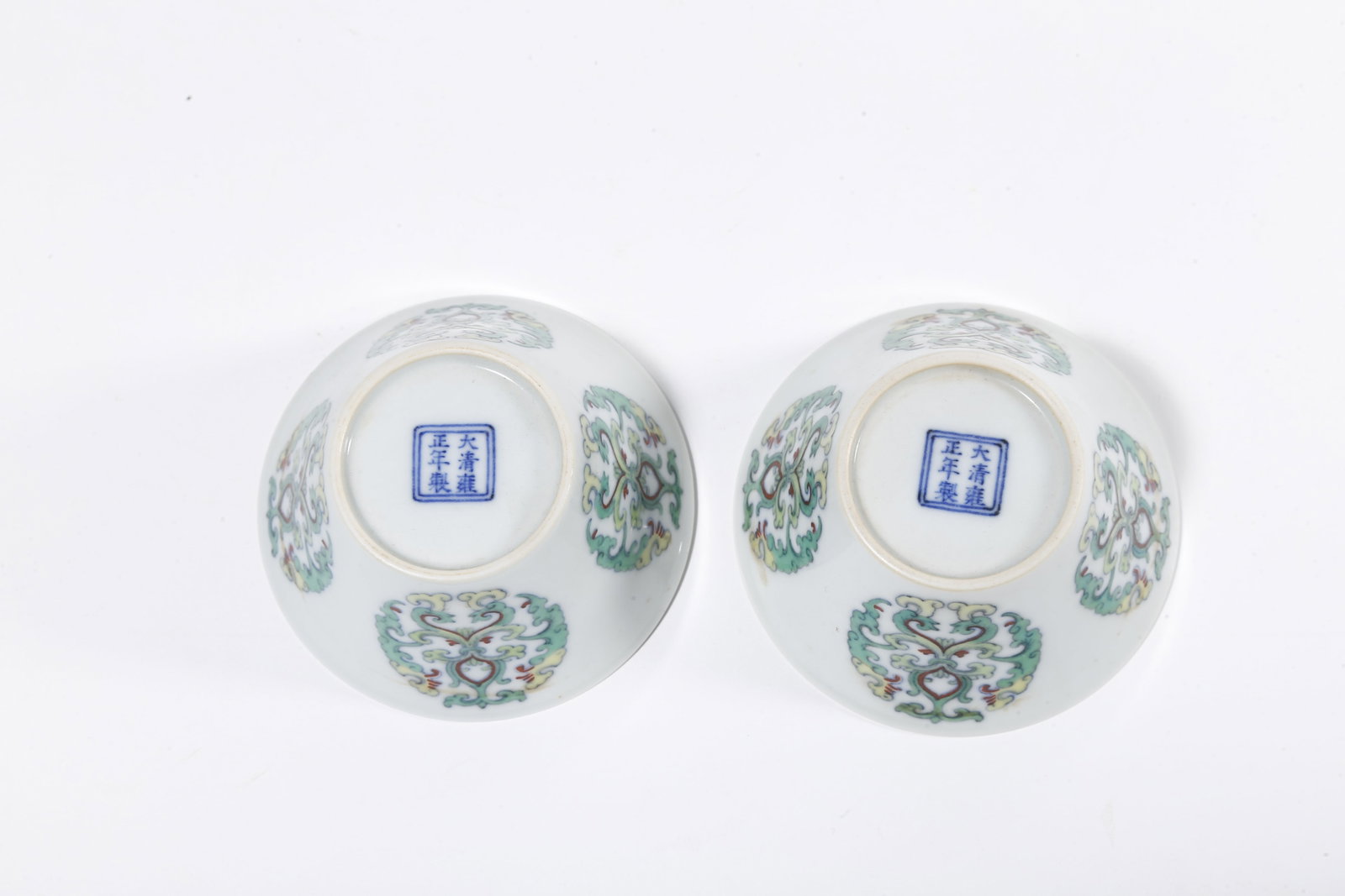 A PAIR OF DOUCAI CUPS WITH INTERLOCKING PATTERN - 10