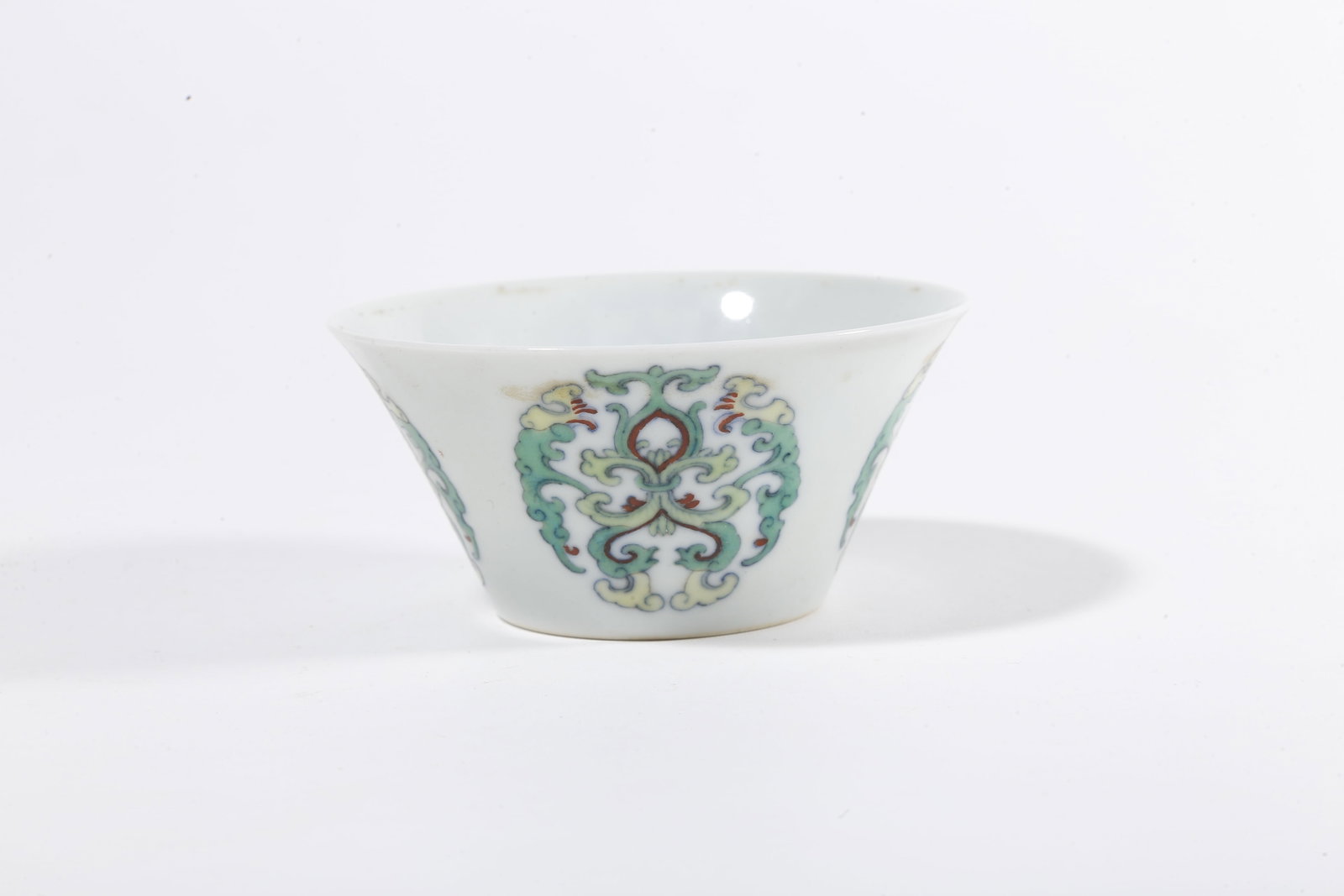 A PAIR OF DOUCAI CUPS WITH INTERLOCKING PATTERN - 2