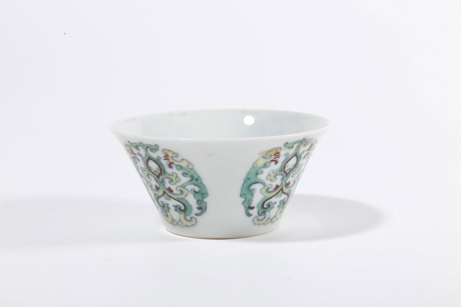 A PAIR OF DOUCAI CUPS WITH INTERLOCKING PATTERN - 3