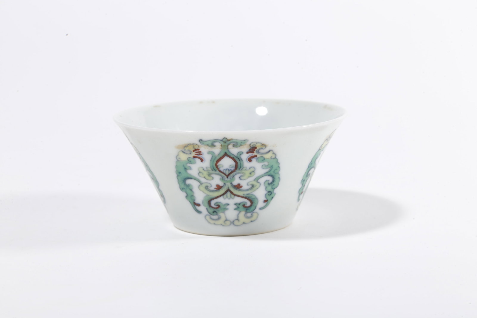 A PAIR OF DOUCAI CUPS WITH INTERLOCKING PATTERN - 4