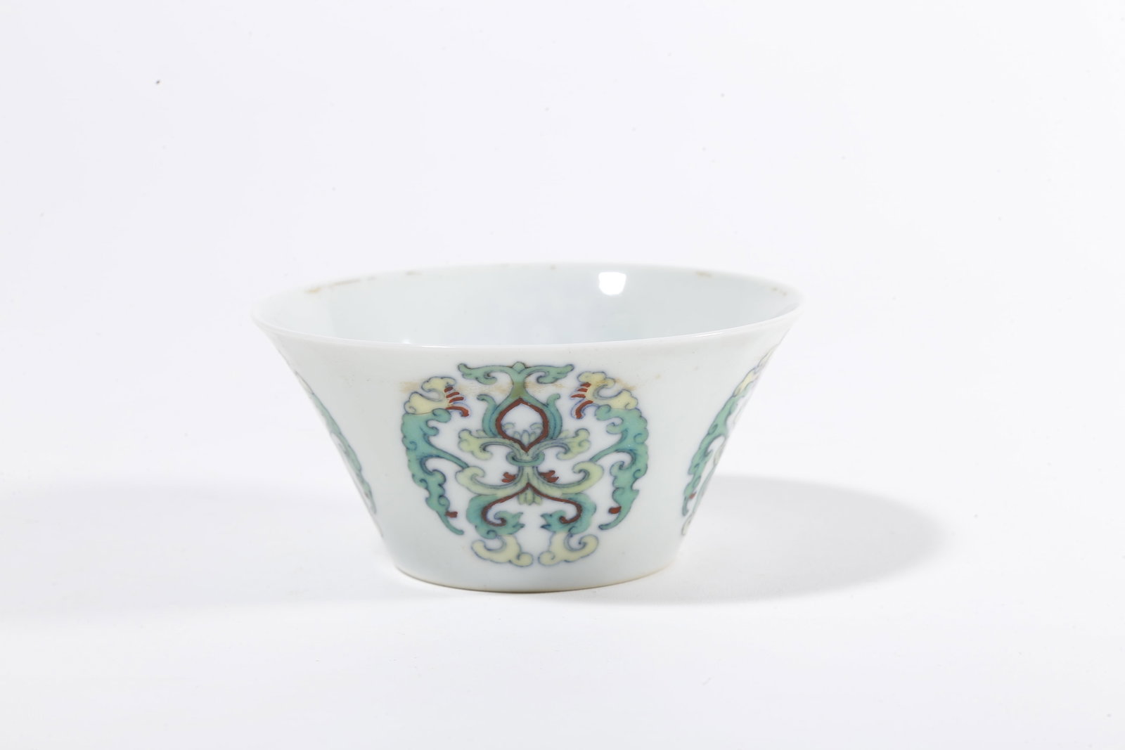 A PAIR OF DOUCAI CUPS WITH INTERLOCKING PATTERN - 5