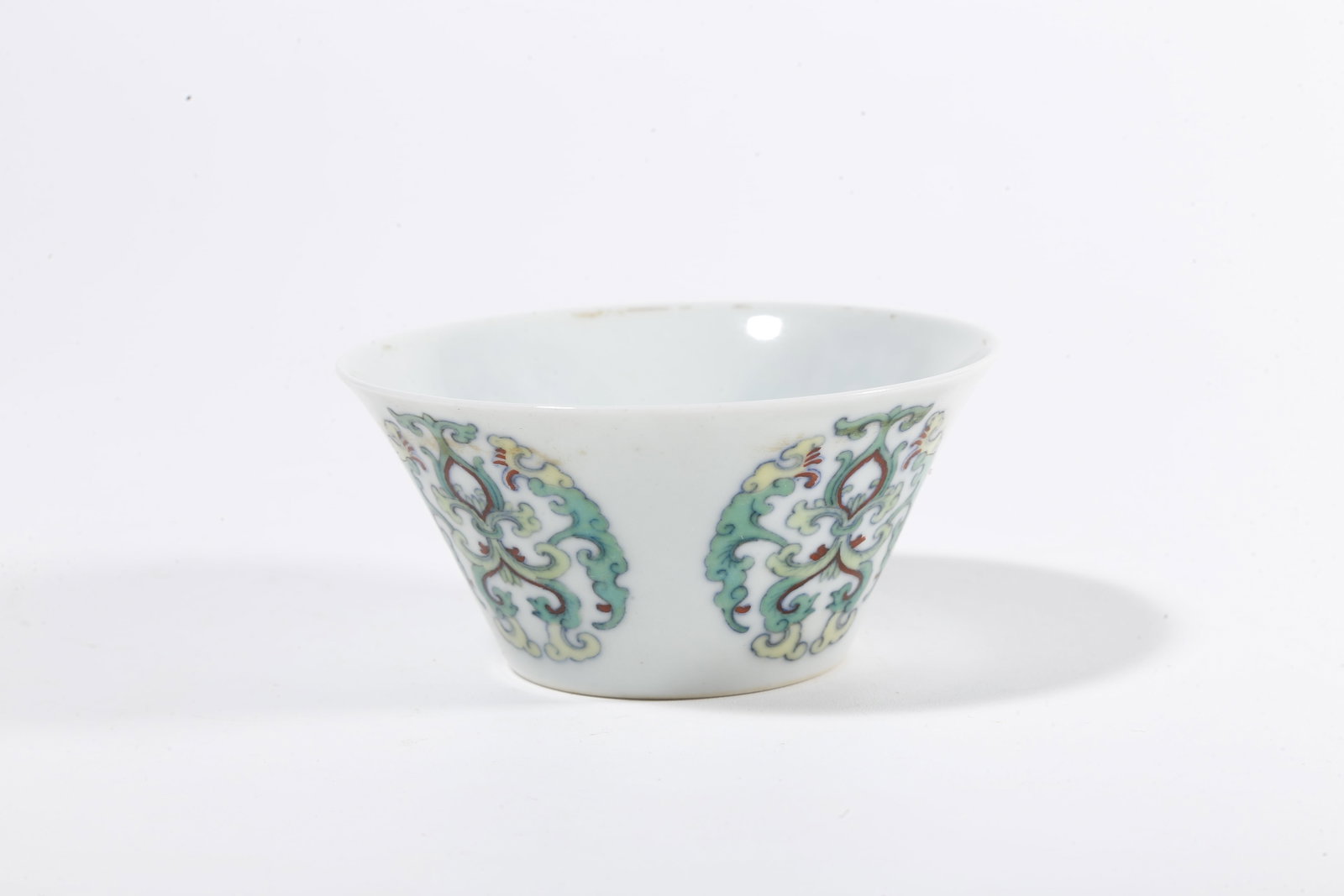 A PAIR OF DOUCAI CUPS WITH INTERLOCKING PATTERN - 6
