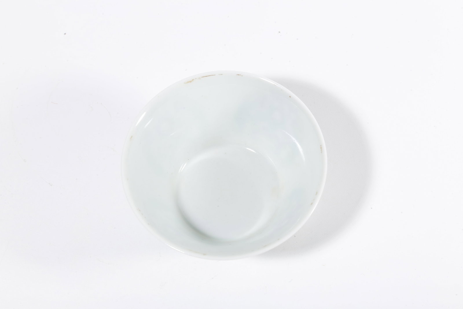 A PAIR OF DOUCAI CUPS WITH INTERLOCKING PATTERN - 7