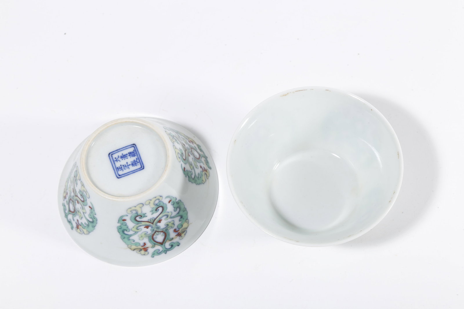 A PAIR OF DOUCAI CUPS WITH INTERLOCKING PATTERN - 8