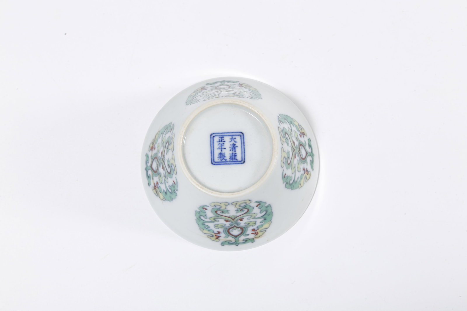 A PAIR OF DOUCAI CUPS WITH INTERLOCKING PATTERN - 9