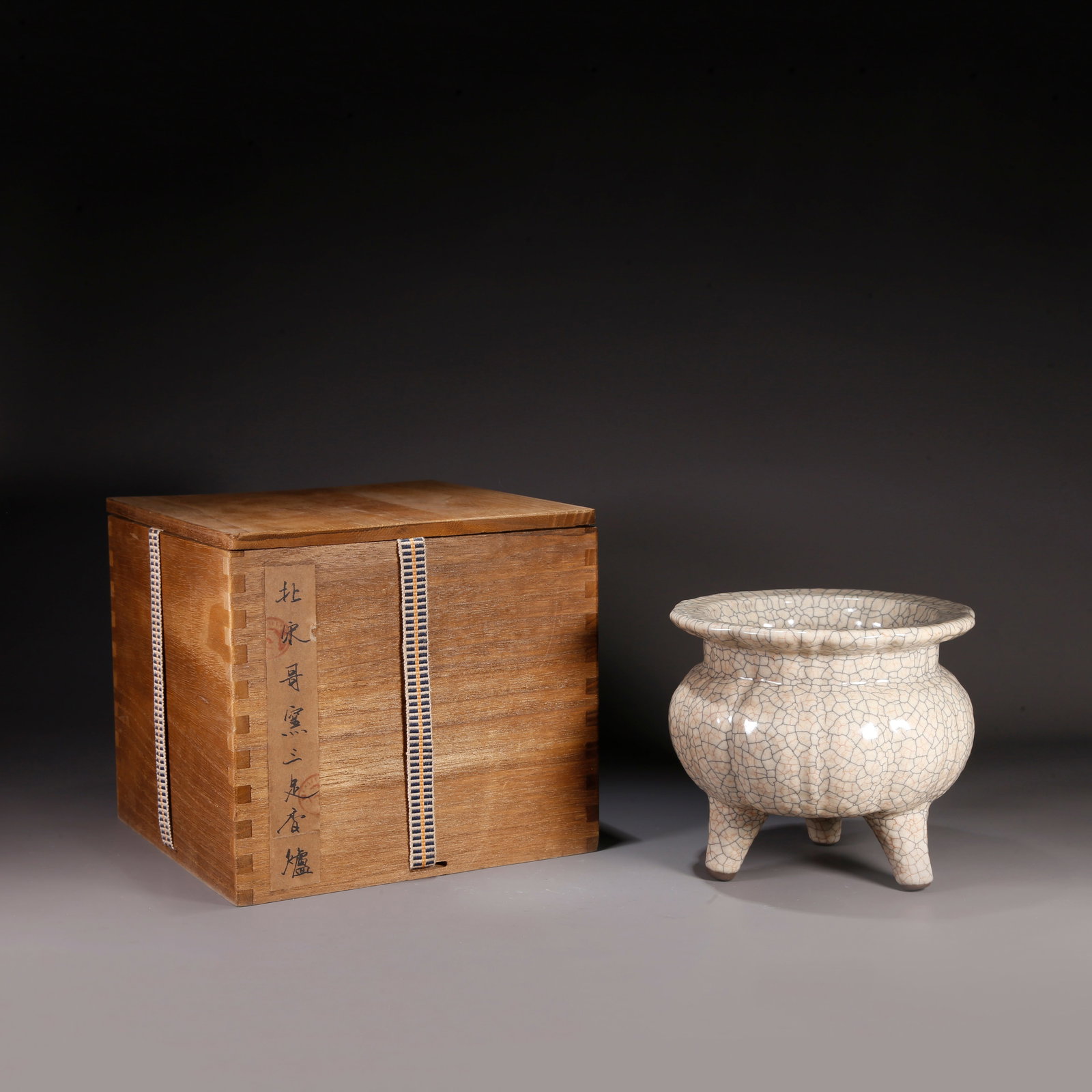 A GE WARE TRIPOD CENSER (1 of 10)