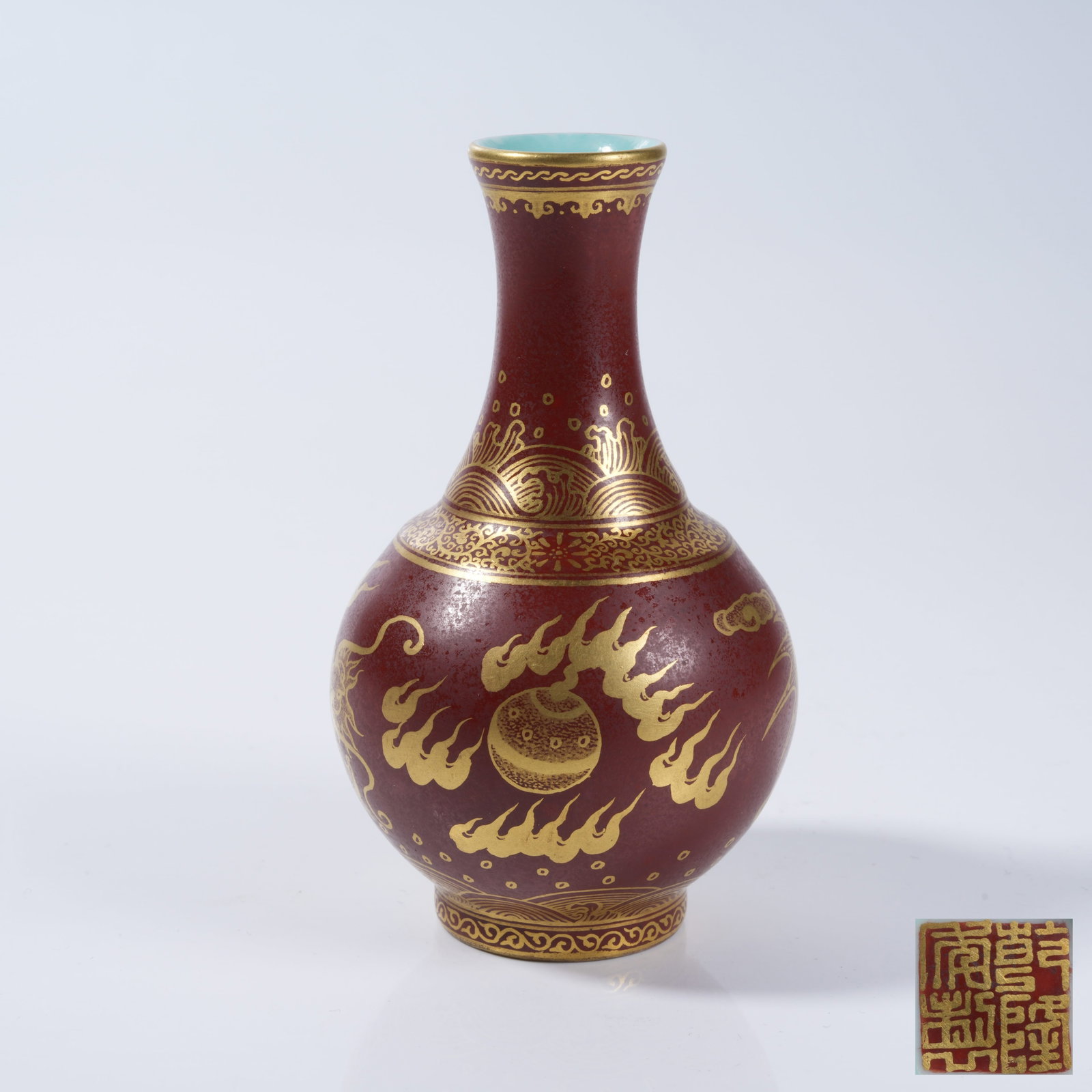 A RED GLAZE GILT SMALL VASE WITH SEA WATER AND DRAGON PATTERN (1 of 9)