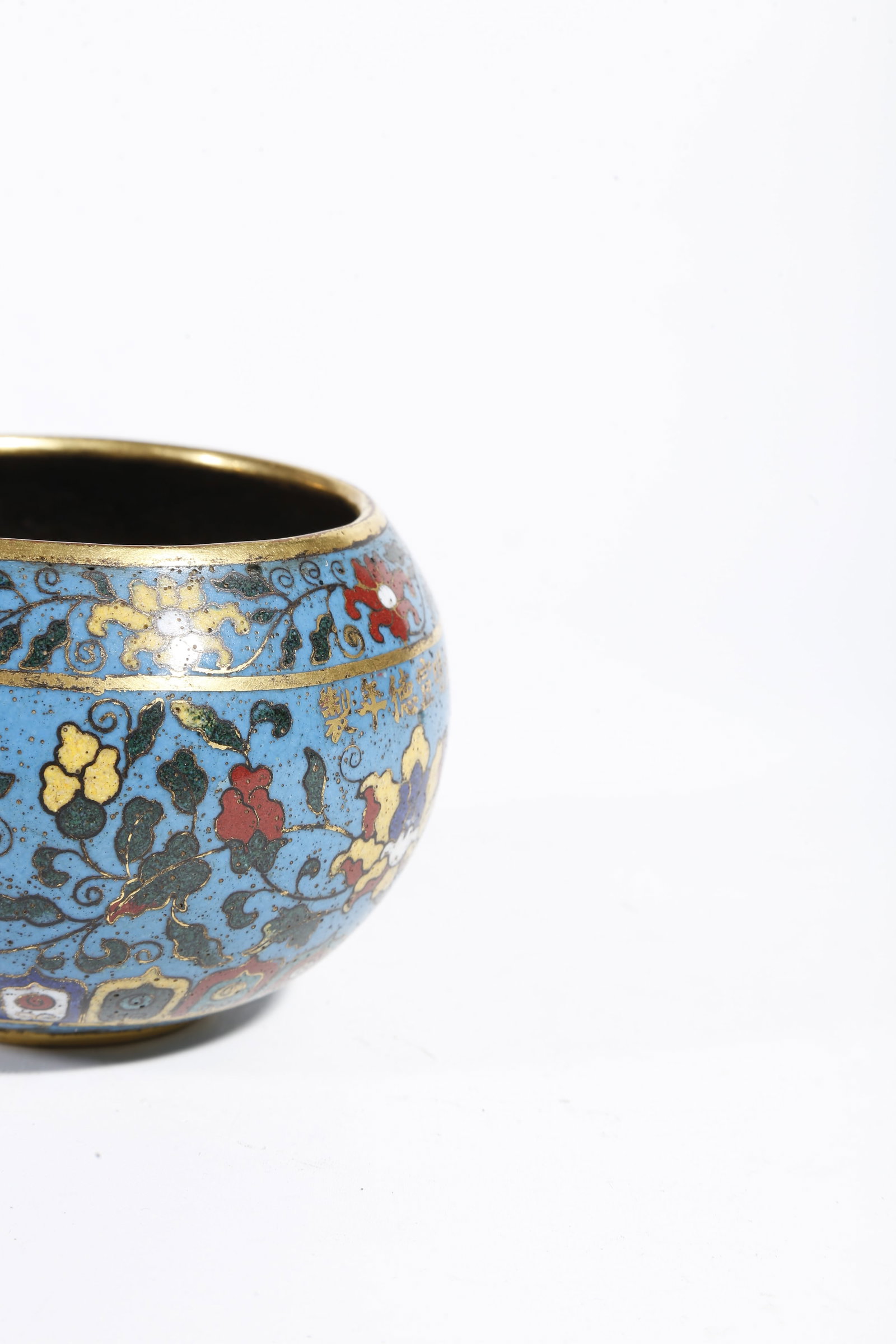 A CLOISONNÉ JAR WITH INTERLOCKING FLORAL PATTERN - 6