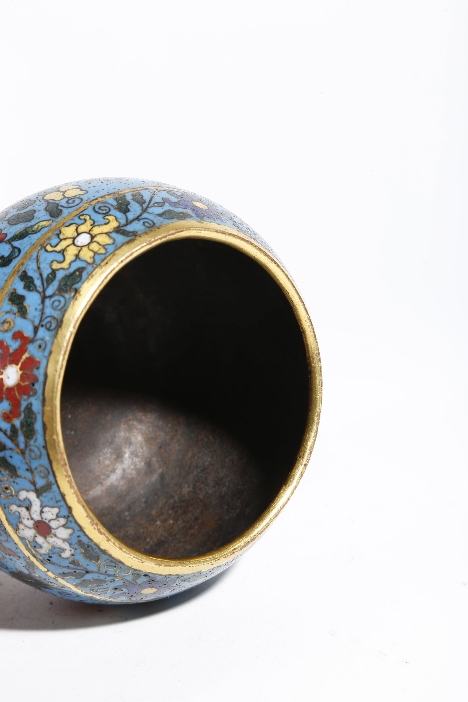 A CLOISONNÉ JAR WITH INTERLOCKING FLORAL PATTERN - 8