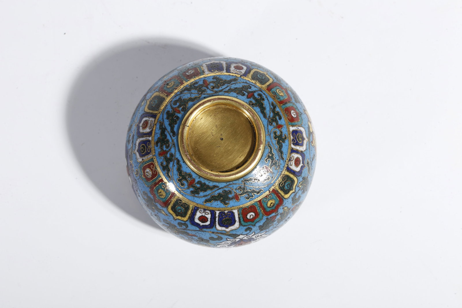 A CLOISONNÉ JAR WITH INTERLOCKING FLORAL PATTERN - 9
