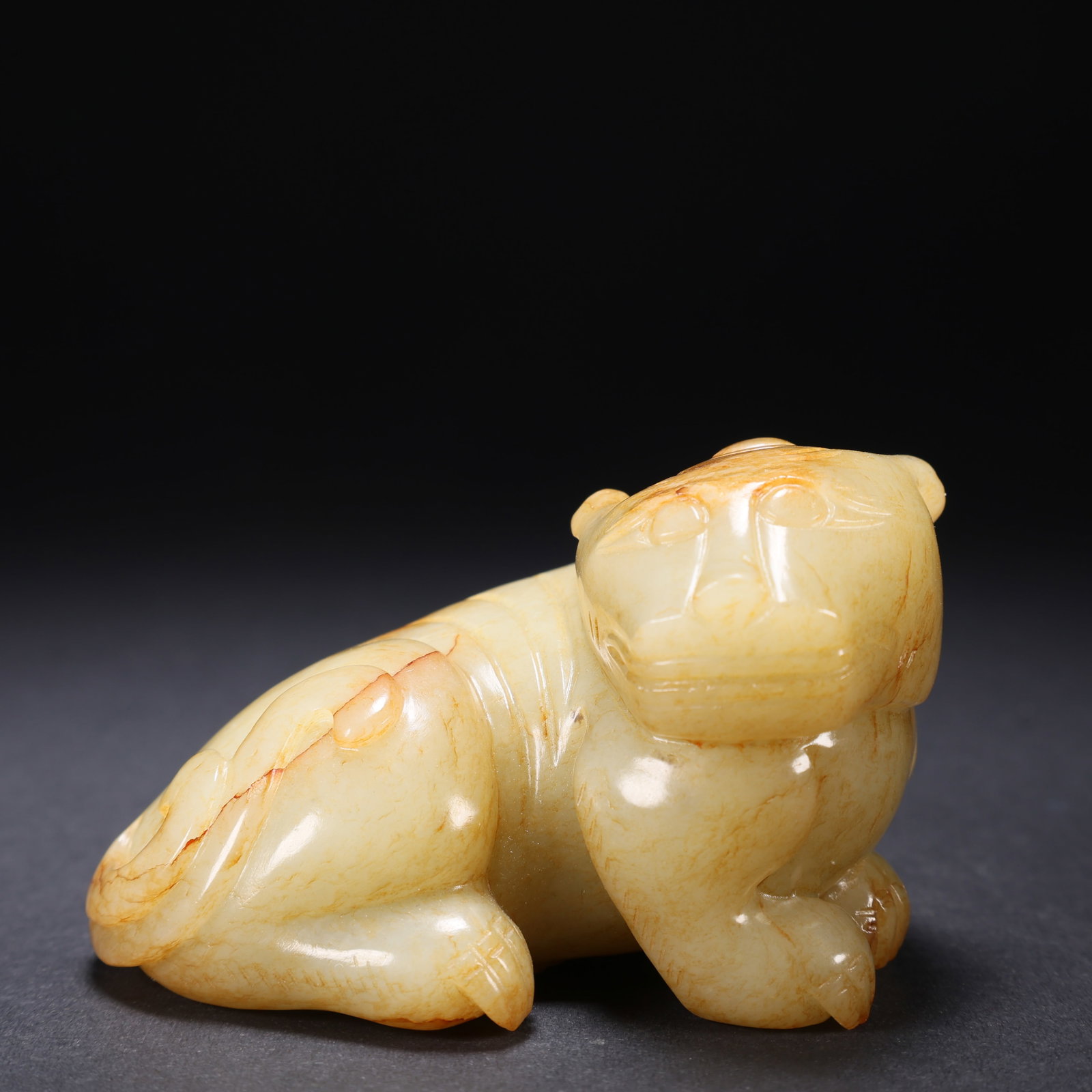 A HETIAN JADE CONTRASTING COLOR RIGHT-CURVED BEAST: Hetian Jade Contrasting Color Right-Curved Beast