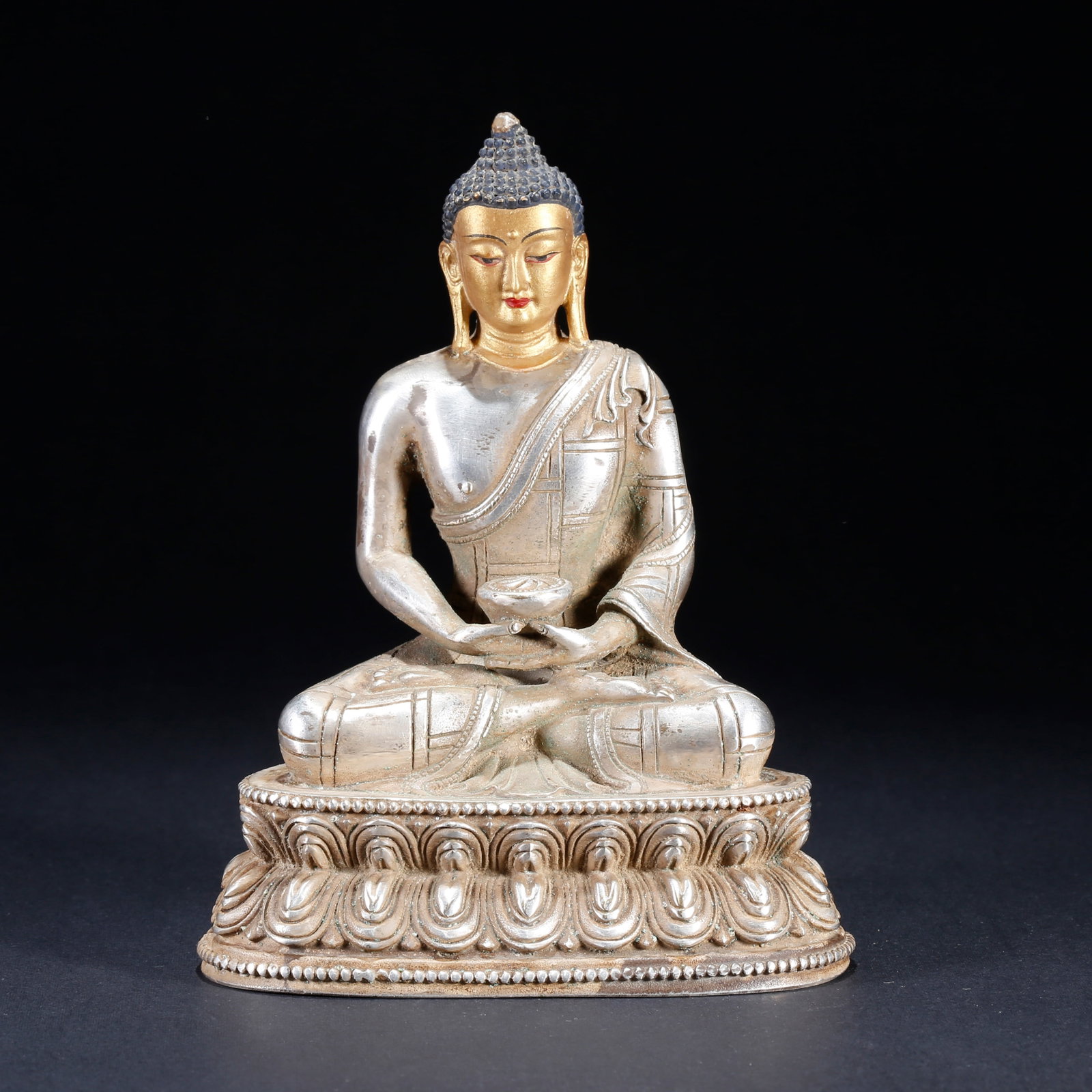 A SILVER-GILT BRONZE SAKYAMUNI STATUE: Silver-gilt Bronze Sakyamuni Statue