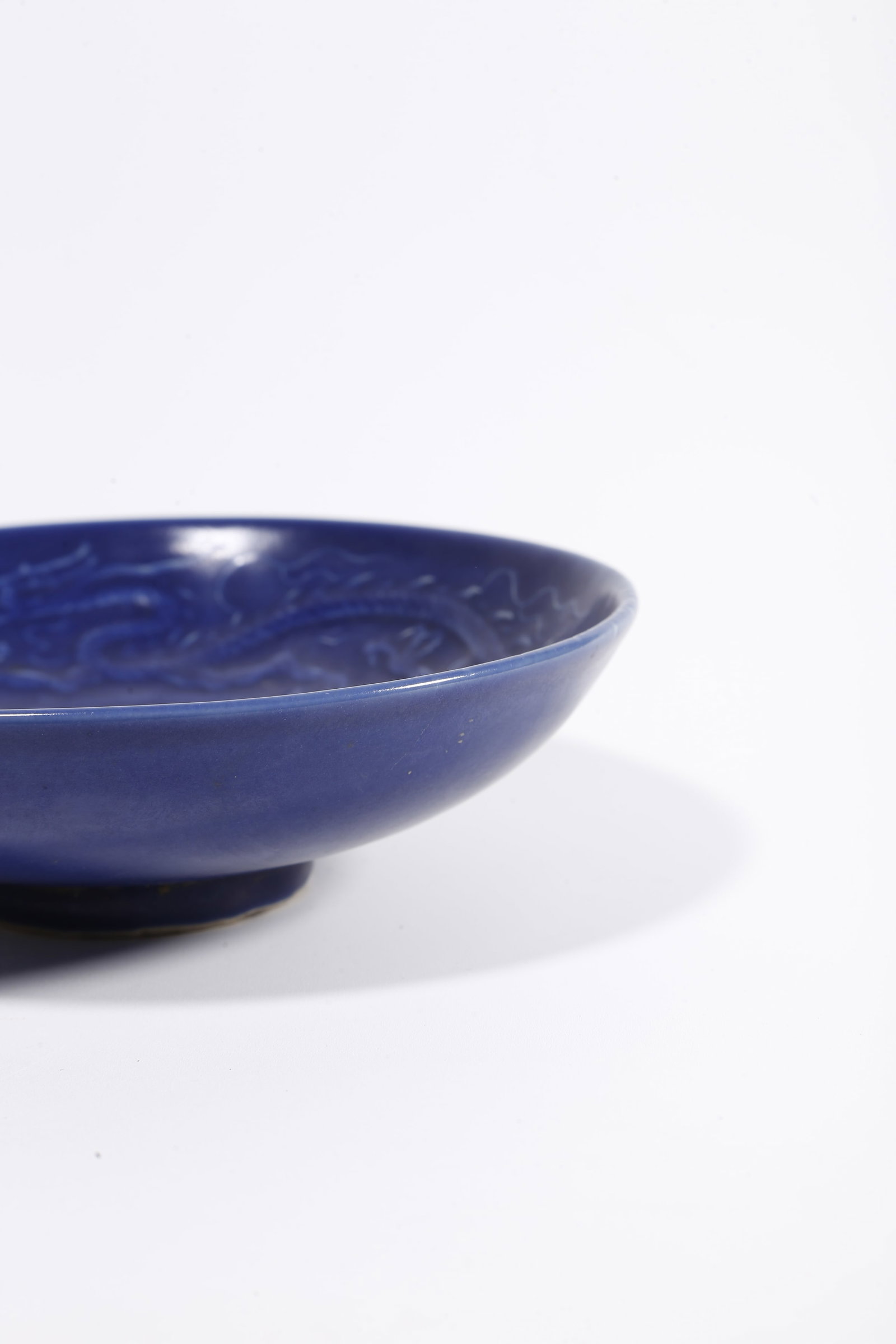 A BLUE GLAZED PLATE WITH DOUBLE DRAGON PATTERN - 8