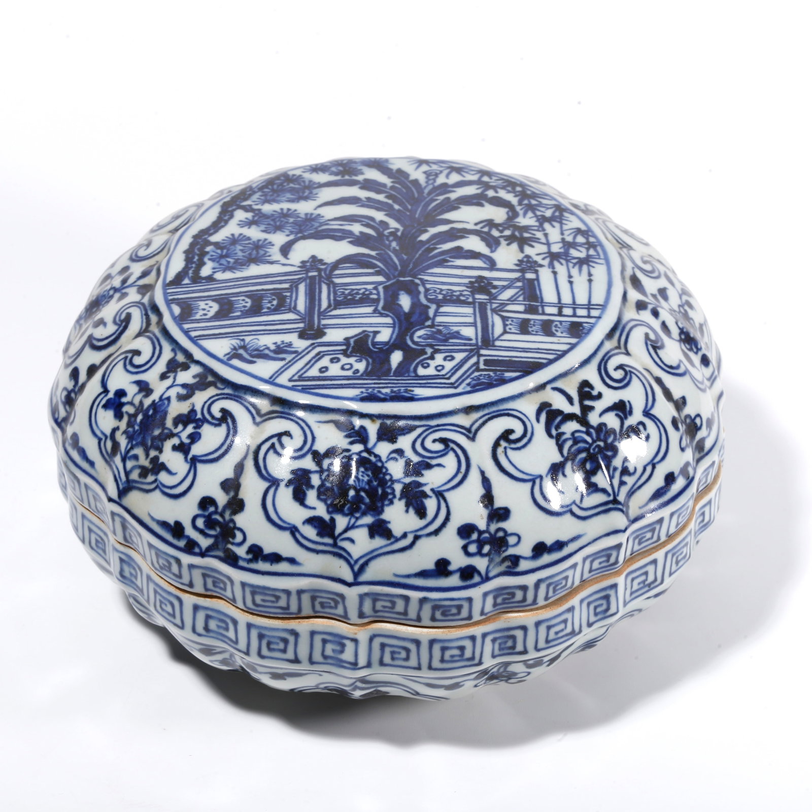 A BLUE AND WHITE HAND-HELD BOX WITH COURTYARD, BAMBOO AND ROCK PATTERN: Blue and White Hand-held Box with Courtyard, Bamboo and Rock Pattern