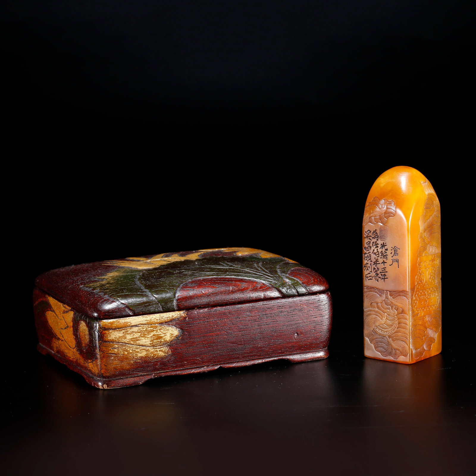 A SEAL CARVED WITH CLOUD AND DRAGON PATTERN FROM SHOUSHAN TIANHUANG STONE (1 of 9)