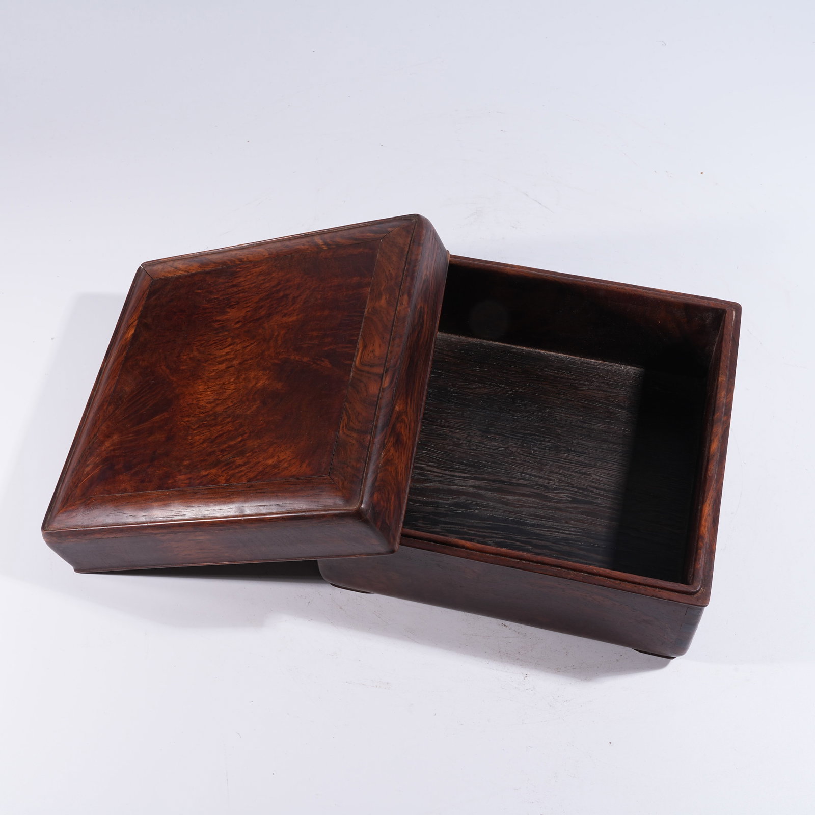 A SQUARE COVERED BOX IN HUANGHUALI WOOD: Square Covered Box in Huanghuali Wood