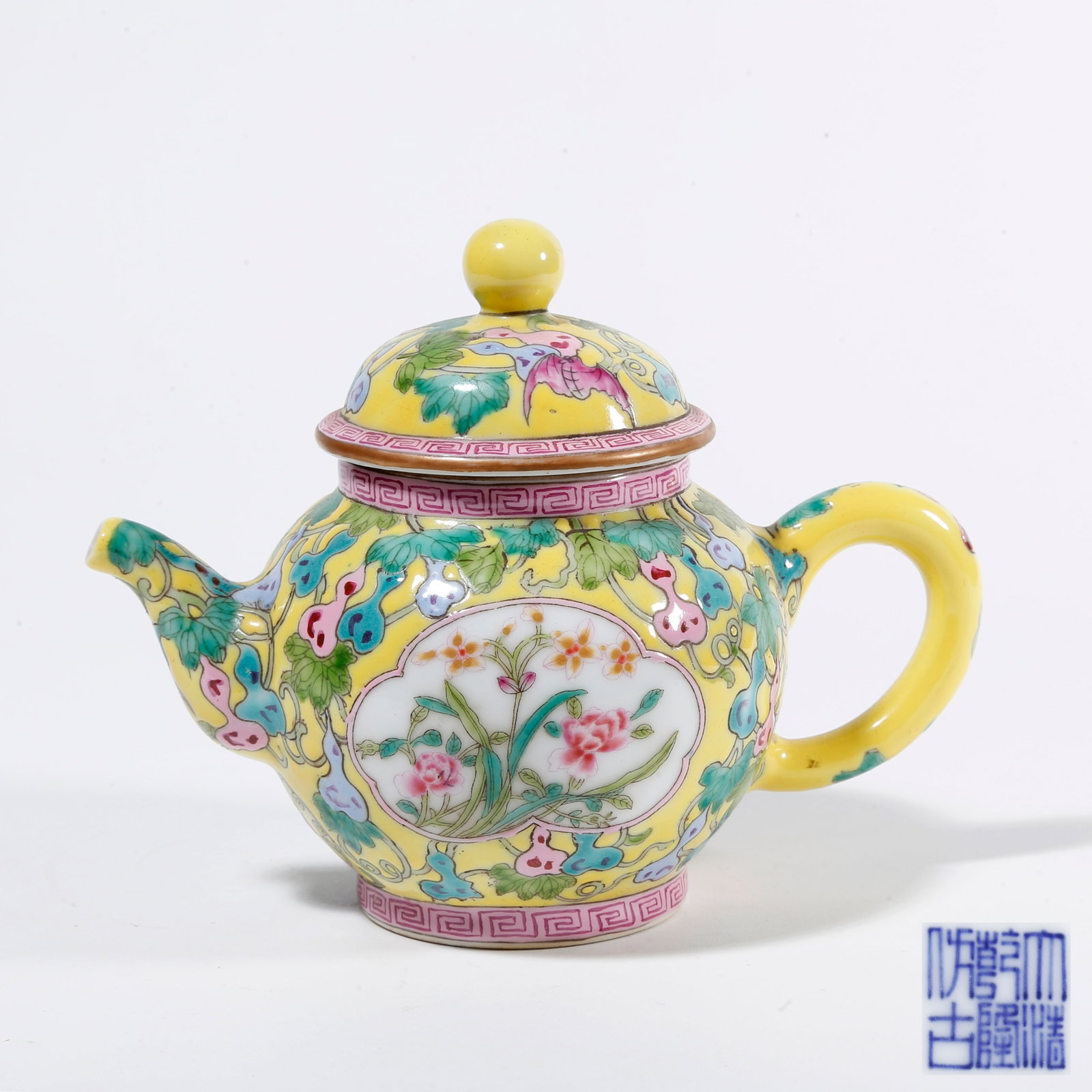 A YELLOW GROUND FAMILLE ROSE EWER WITH FLORAL PATTERN: Yellow Ground Famille Rose Ewer with Floral Pattern