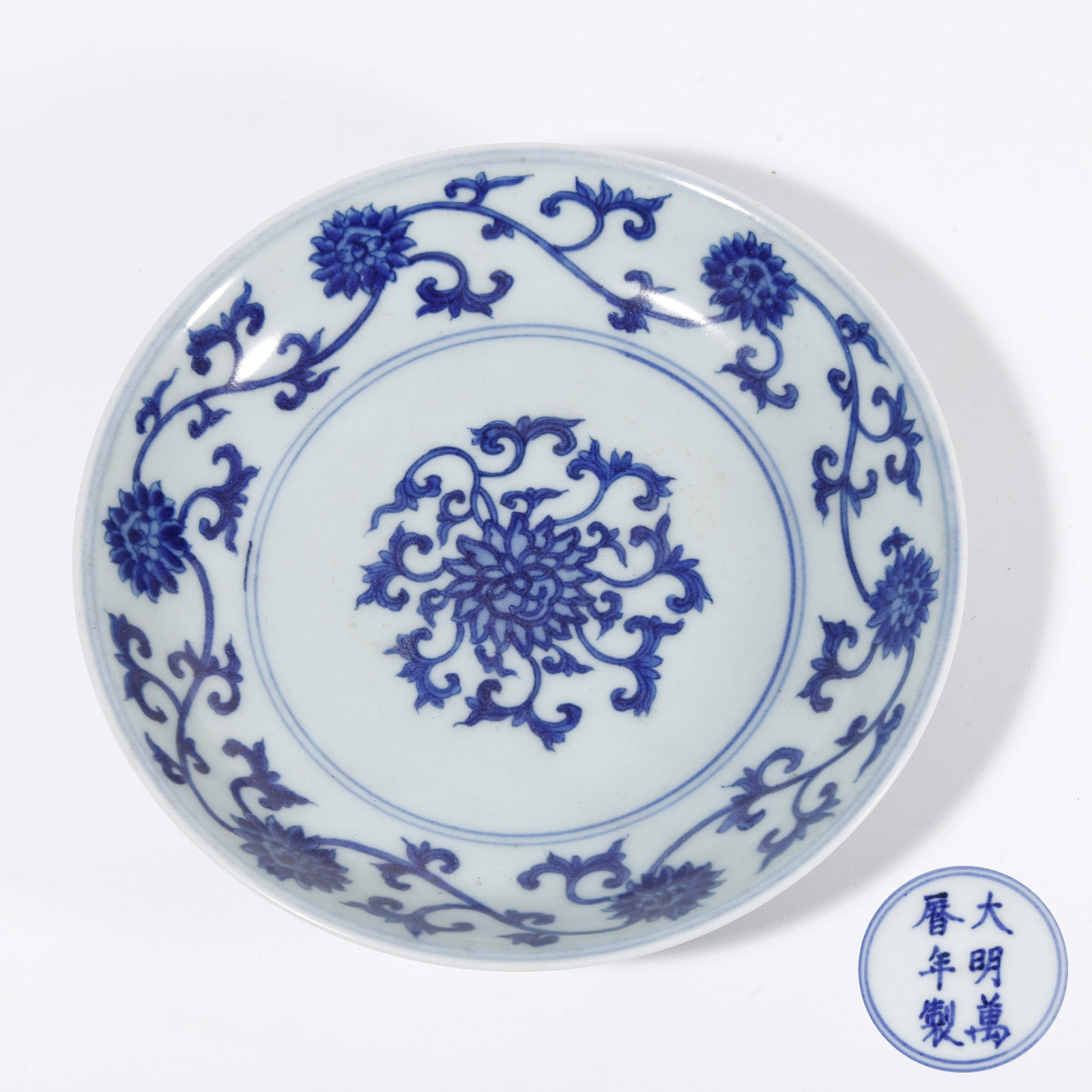 A BLUE AND WHITE WASHER WITH INTERLOCKING FLORAL PATTERN (1 of 10)