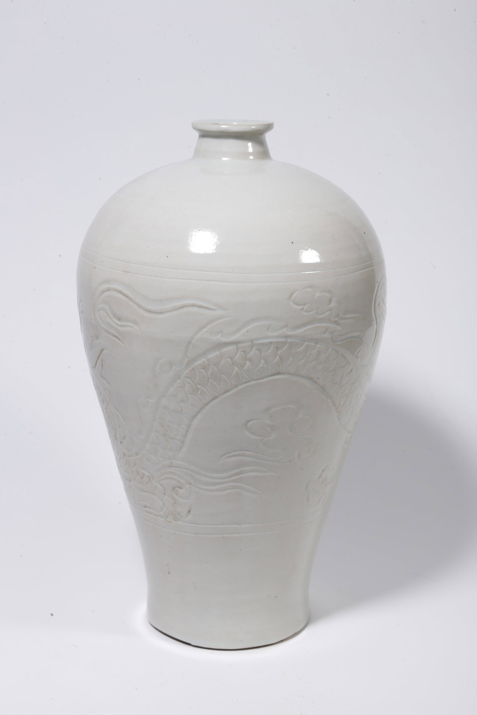 A DING WARE PLUM VASE WITH CLOUD AND DRAGON PATTERN - 2