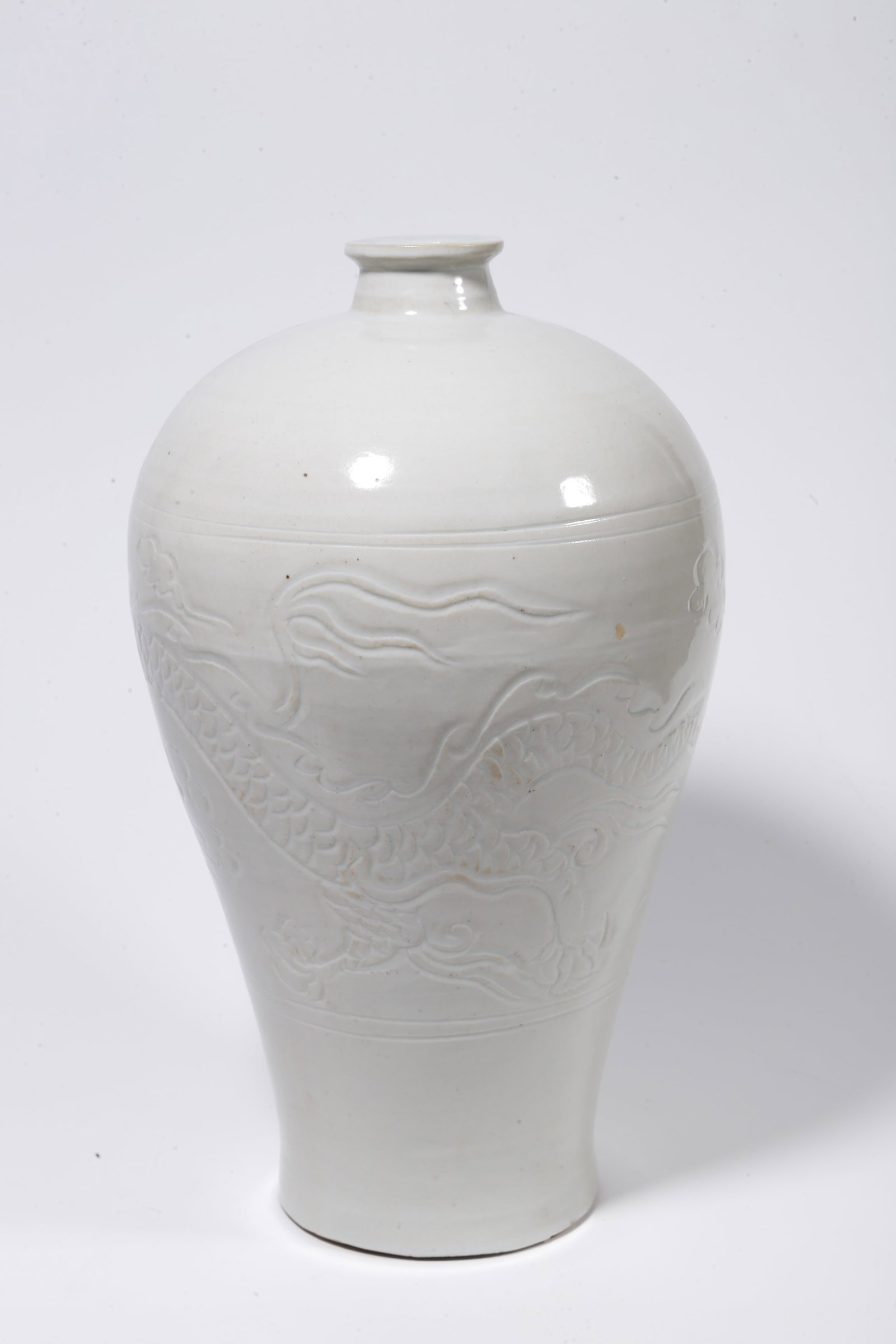 A DING WARE PLUM VASE WITH CLOUD AND DRAGON PATTERN - 3