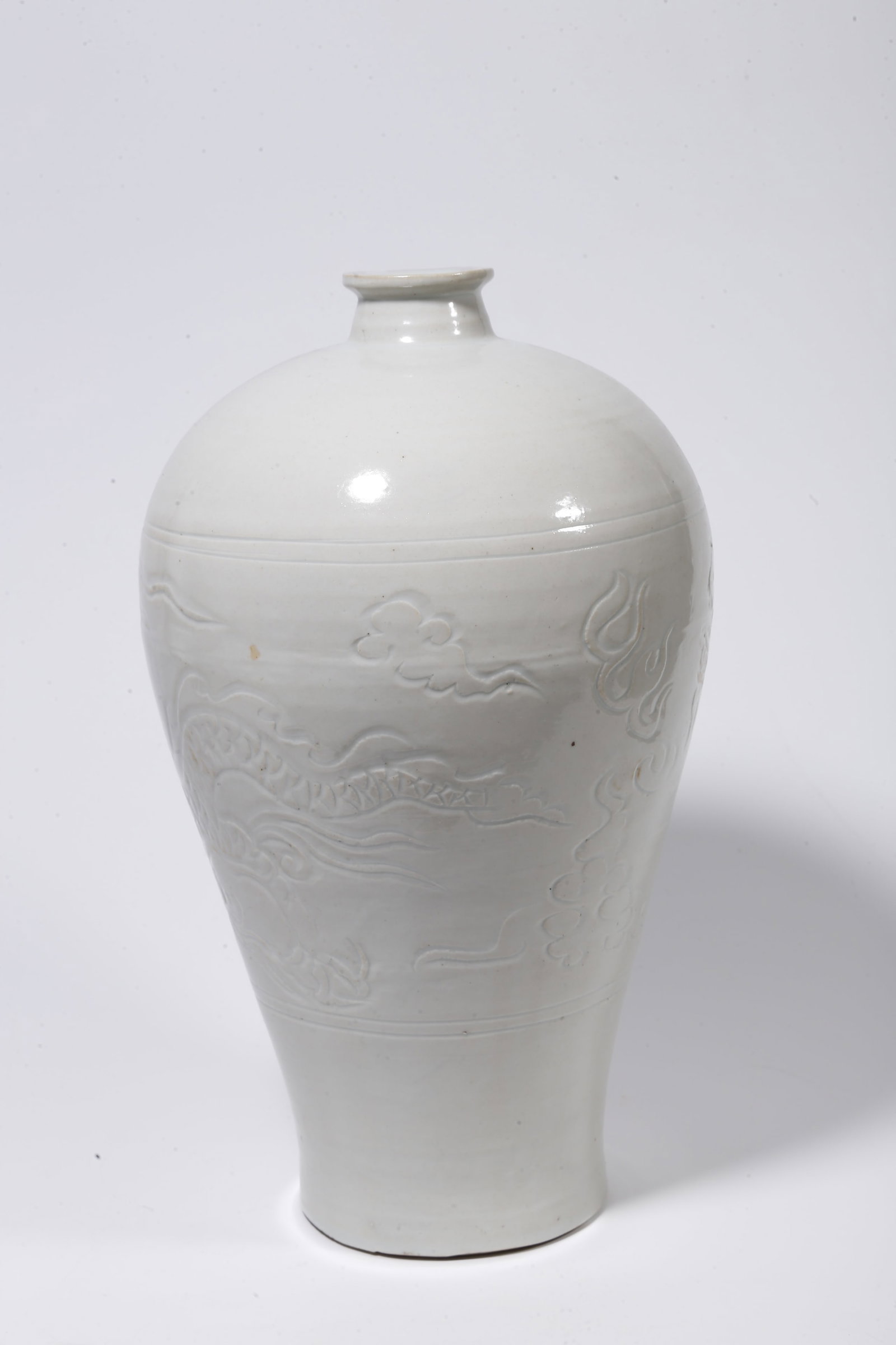 A DING WARE PLUM VASE WITH CLOUD AND DRAGON PATTERN - 4