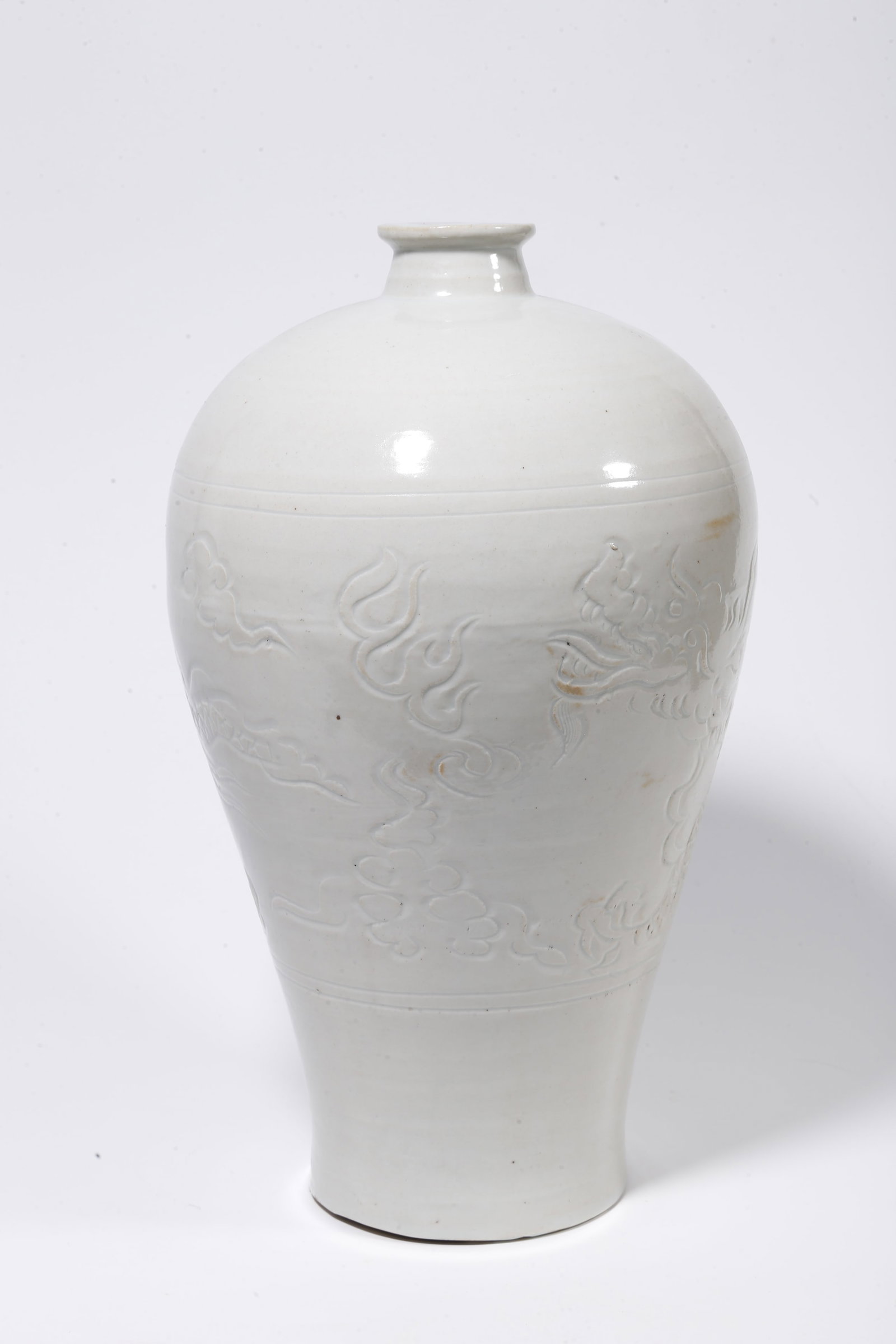 A DING WARE PLUM VASE WITH CLOUD AND DRAGON PATTERN - 5