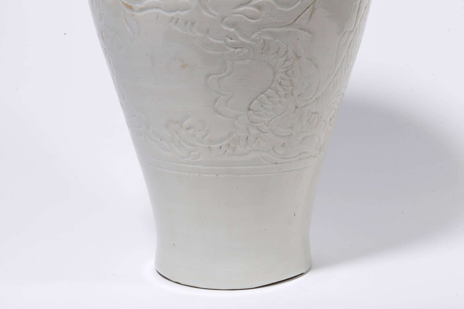 A DING WARE PLUM VASE WITH CLOUD AND DRAGON PATTERN - 7