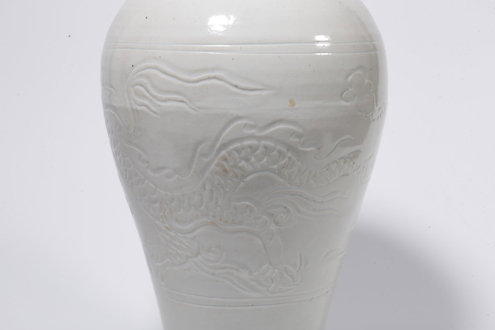 A DING WARE PLUM VASE WITH CLOUD AND DRAGON PATTERN - 8
