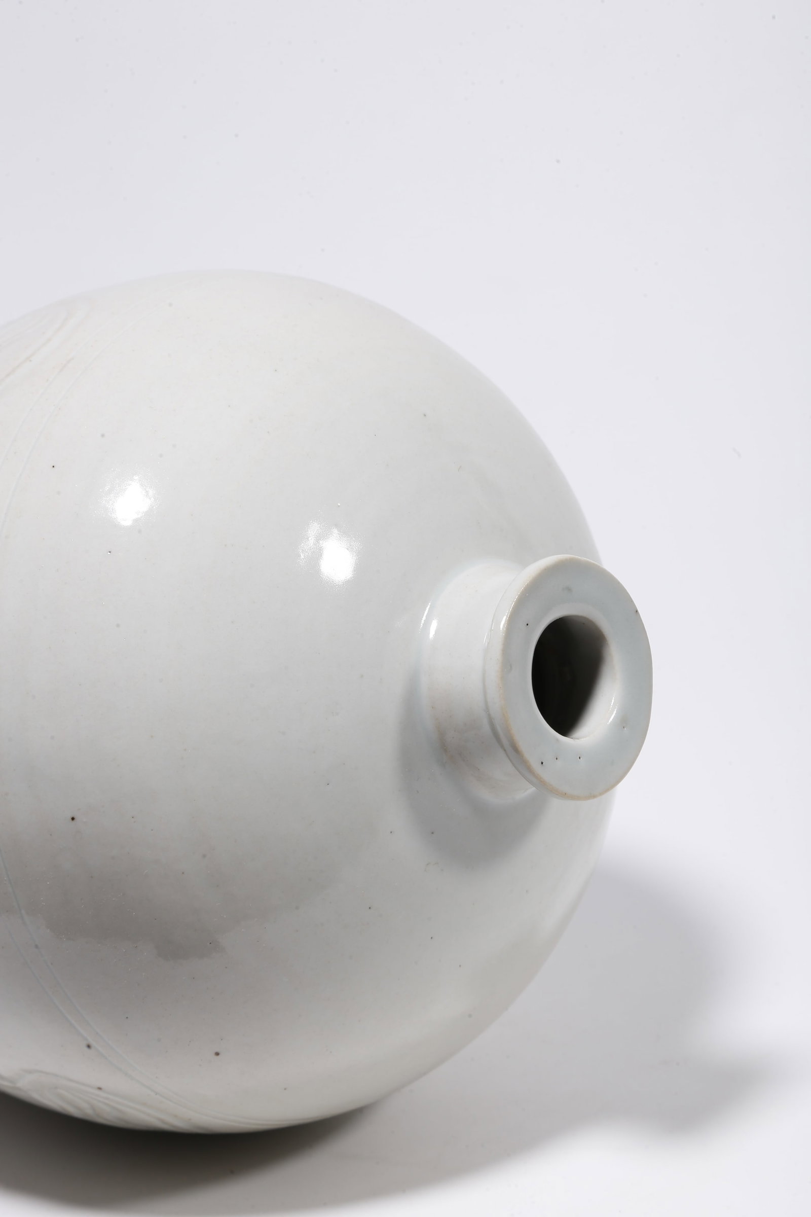 A DING WARE PLUM VASE WITH CLOUD AND DRAGON PATTERN - 9