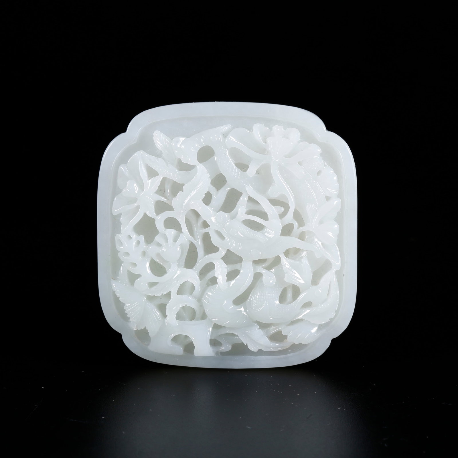 A HOTAN JADE CARVED BELT PLAQUE WITH FLOWER-ENTWINED DRAGON PATTERN: Hotan Jade Carved Belt Plaque with Flower-entwined Dragon Pattern