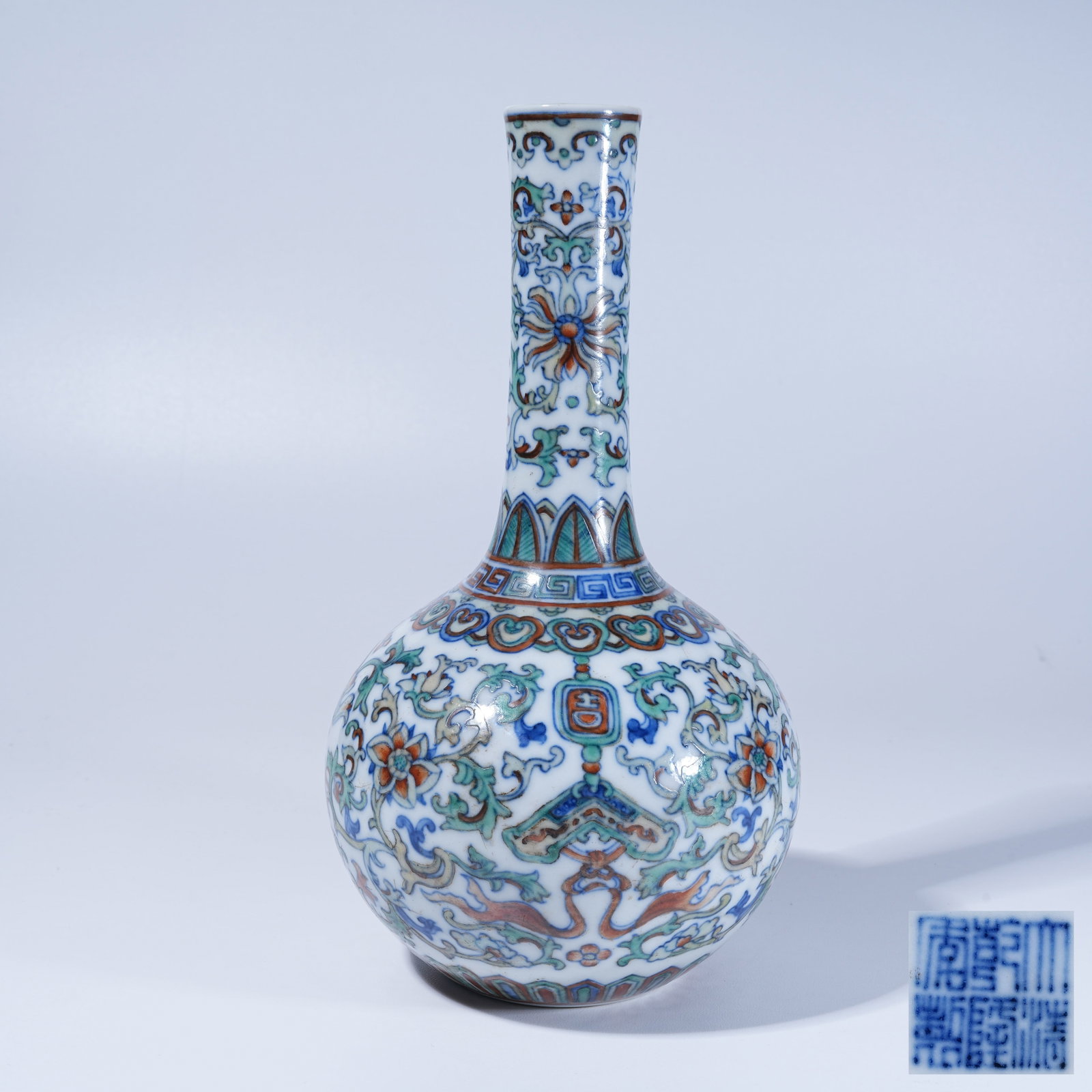 A DOUCAI LONG-NECKED VASE WITH INTERLOCKING FLORAL PATTERN (1 of 9)