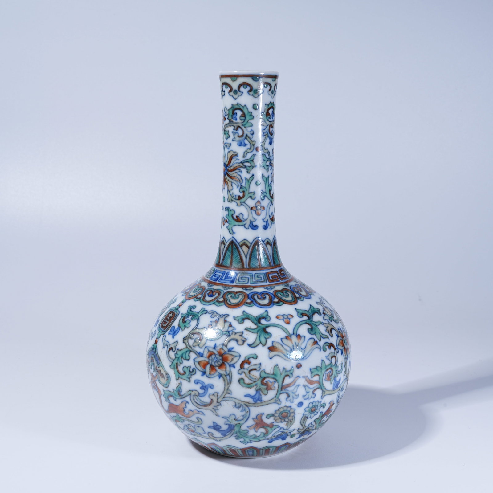A DOUCAI LONG-NECKED VASE WITH INTERLOCKING FLORAL PATTERN - 2