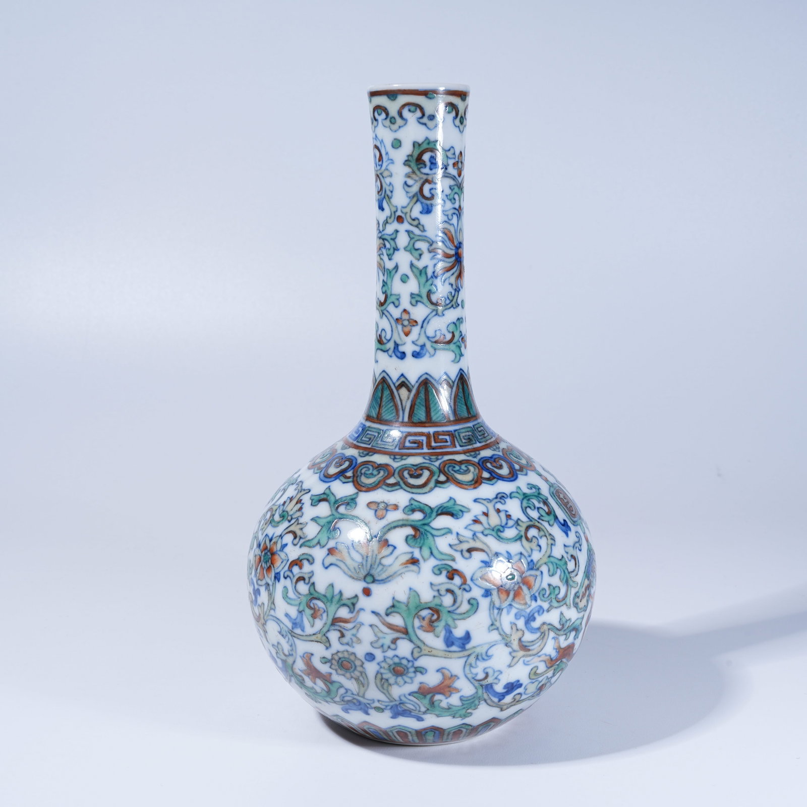 A DOUCAI LONG-NECKED VASE WITH INTERLOCKING FLORAL PATTERN - 3