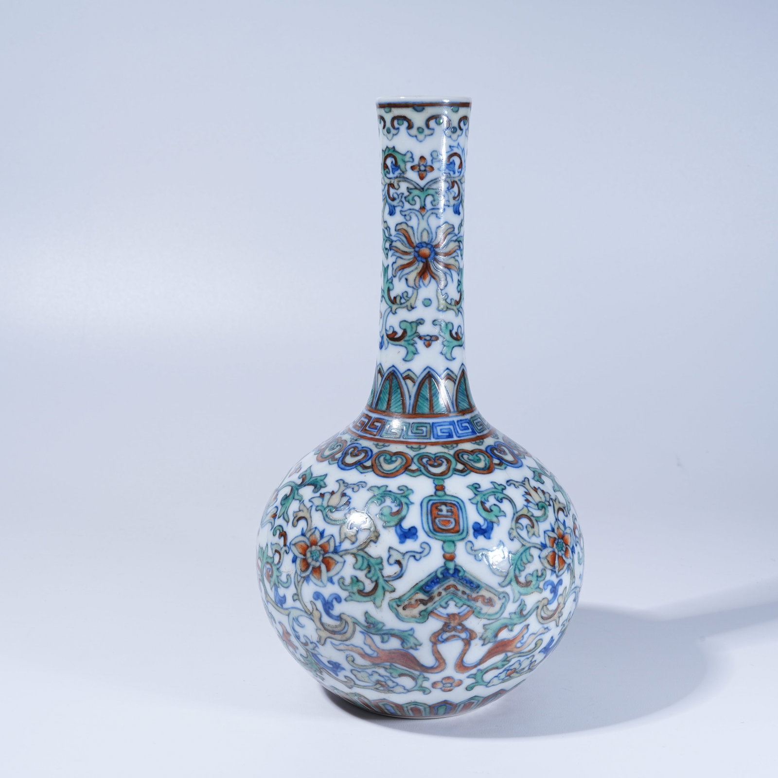 A DOUCAI LONG-NECKED VASE WITH INTERLOCKING FLORAL PATTERN - 4