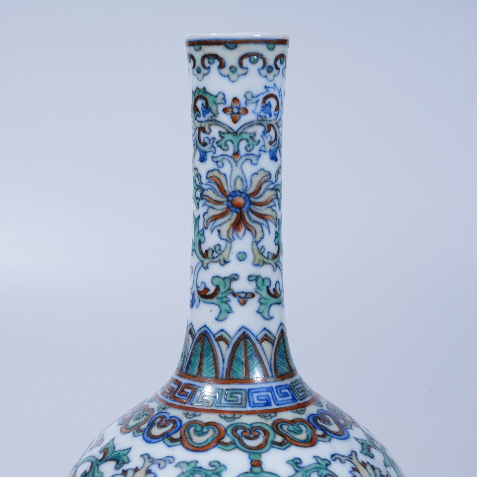 A DOUCAI LONG-NECKED VASE WITH INTERLOCKING FLORAL PATTERN - 5