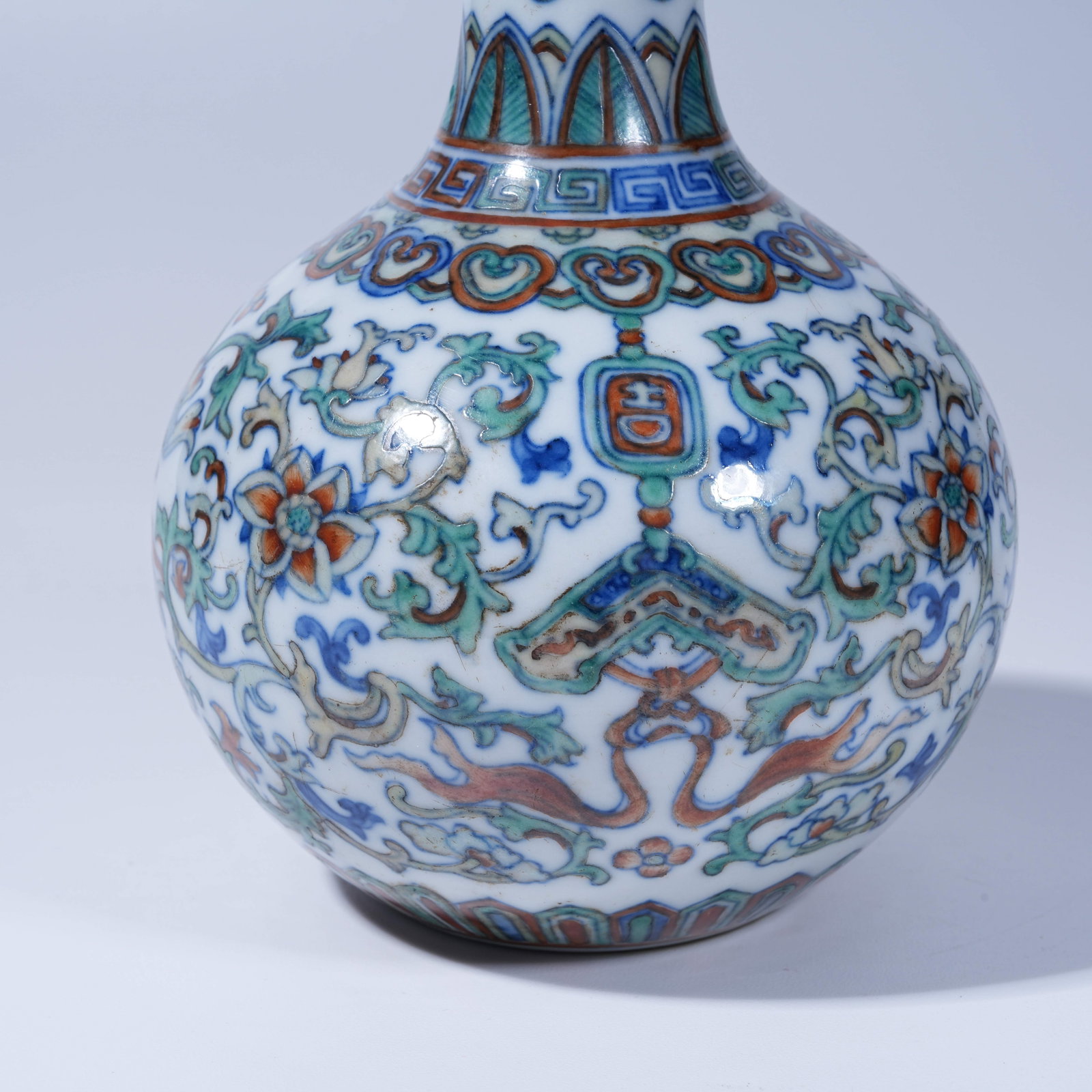 A DOUCAI LONG-NECKED VASE WITH INTERLOCKING FLORAL PATTERN - 6