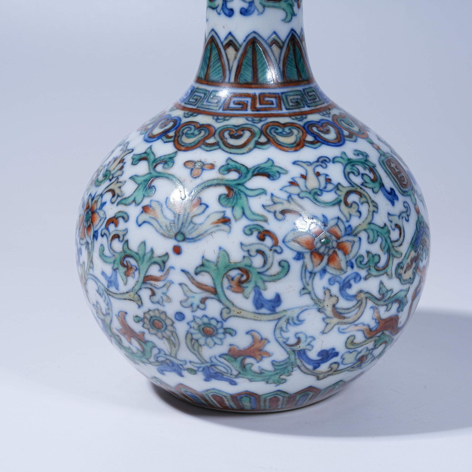A DOUCAI LONG-NECKED VASE WITH INTERLOCKING FLORAL PATTERN - 7