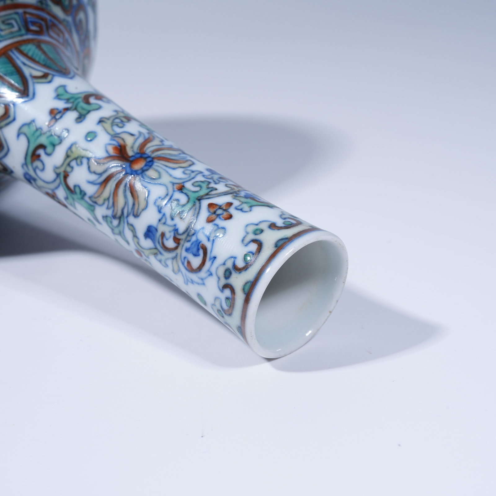 A DOUCAI LONG-NECKED VASE WITH INTERLOCKING FLORAL PATTERN - 8