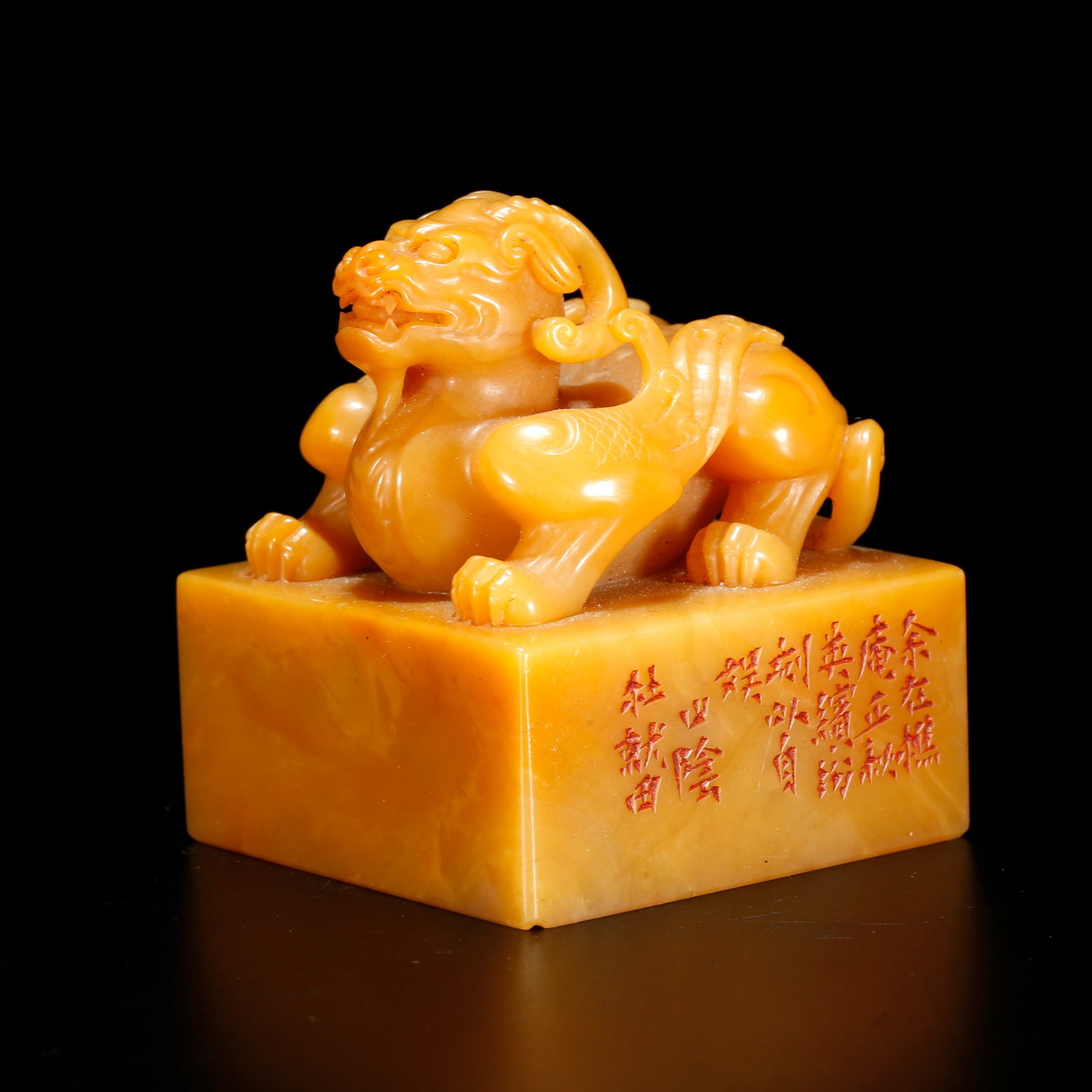 A BEAST KNOB SEAL CARVED FROM SHOUSHAN TIANHUANG STONE (1 of 10)