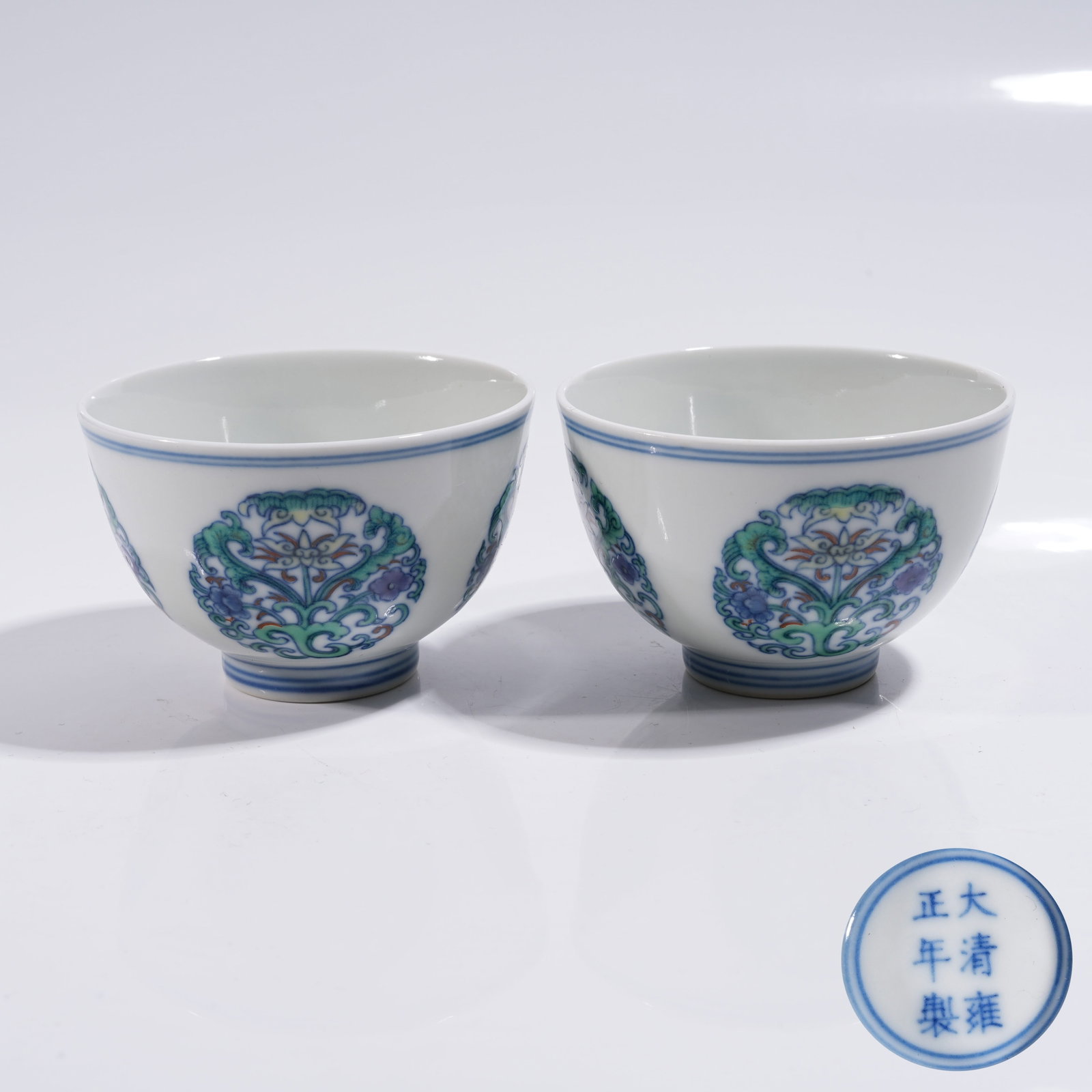 A SET OF DOUCAI CUPS WITH ROUND FLORAL PATTERN: Set of Doucai Cups with Round Floral Pattern