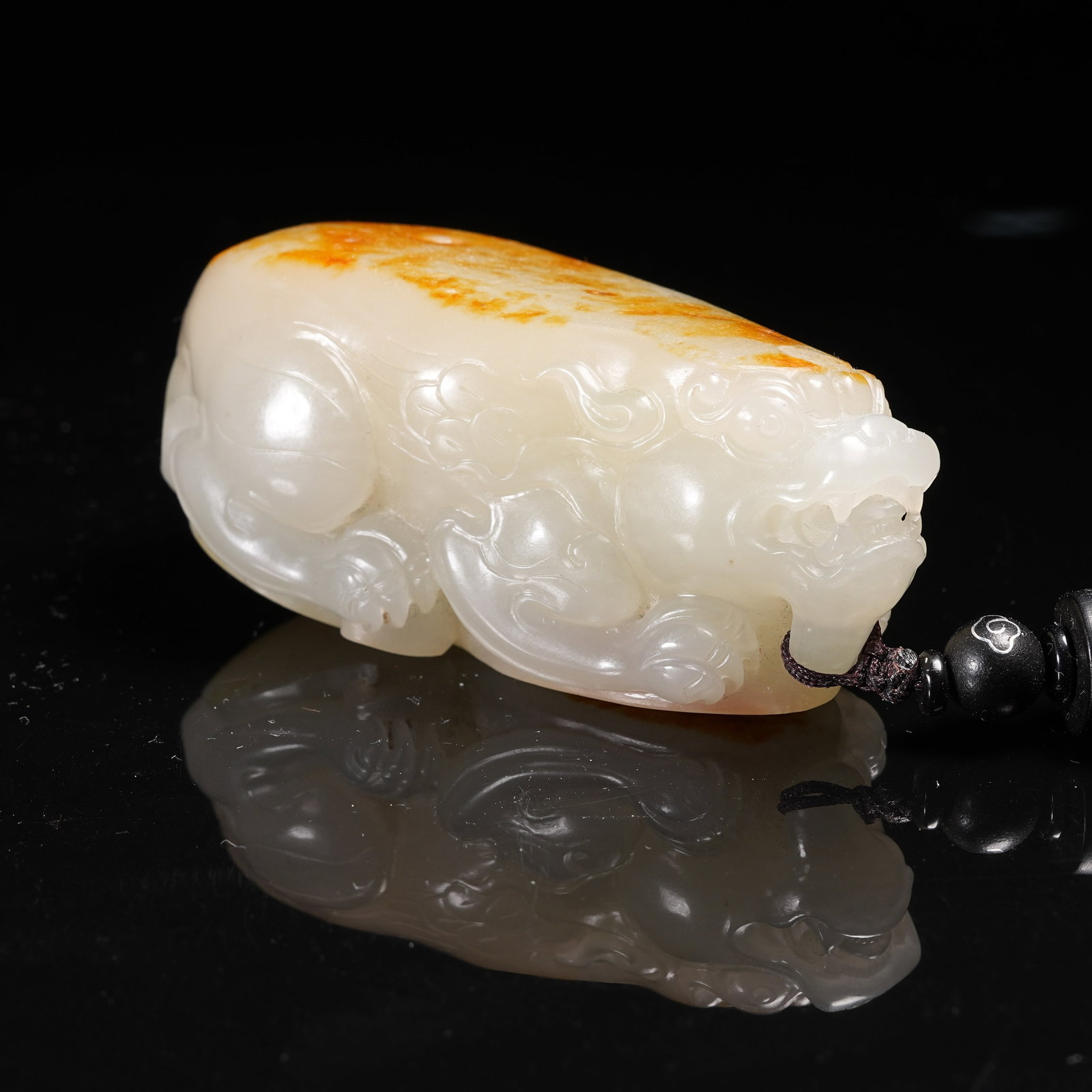 A HETIAN JADE AUSPICIOUS BEAST HANDHELD ORNAMENT (1 of 10)