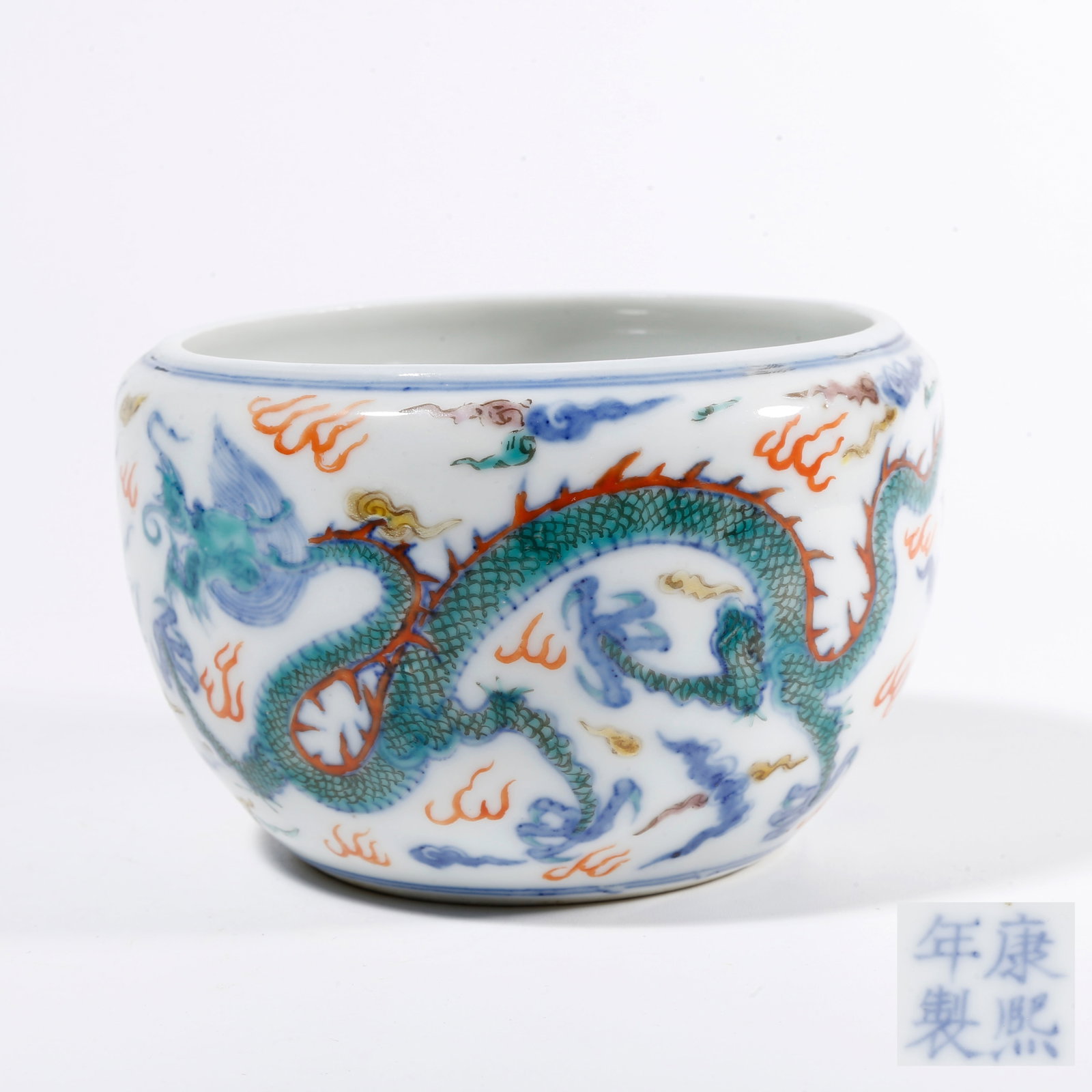 A DOUCAI JAR WITH DRAGON AND PHOENIX PATTERN (1 of 9)