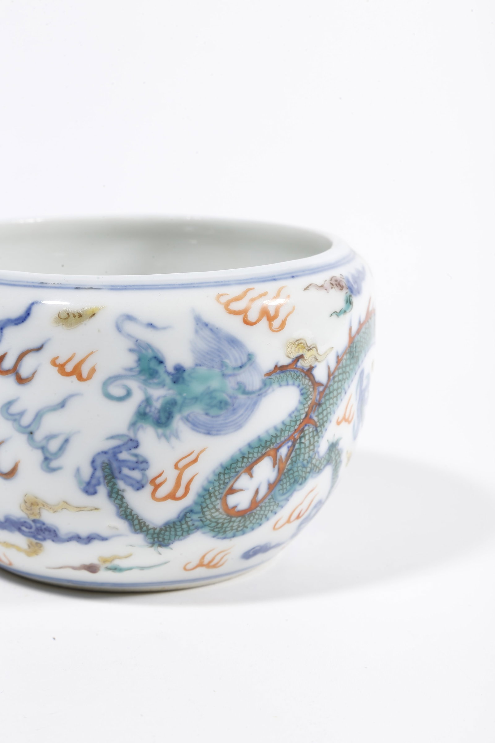 A DOUCAI JAR WITH DRAGON AND PHOENIX PATTERN - 6
