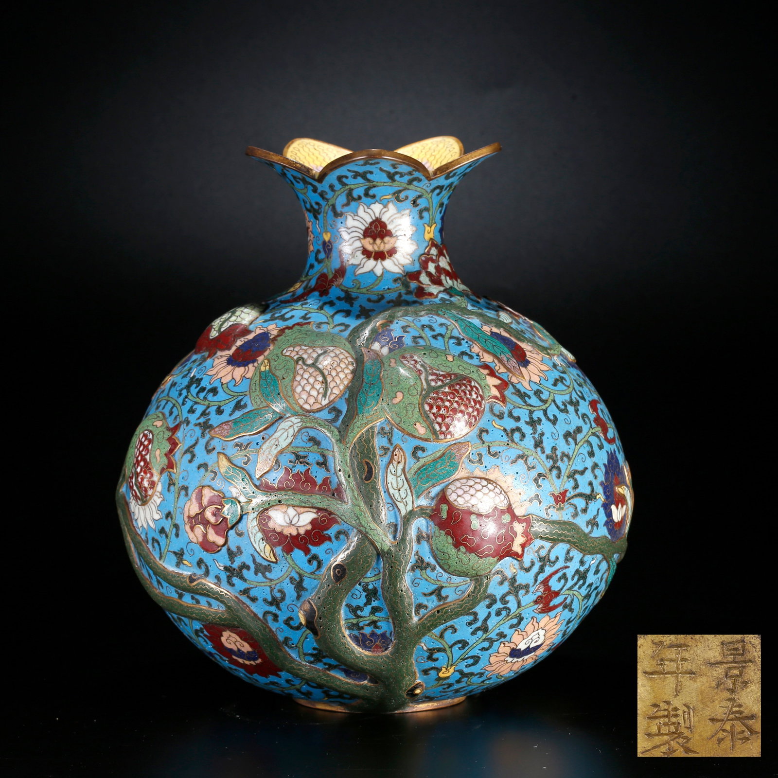 A CLOISONNÉ POMEGRANATE PATTERN FLOWER-MOUTHED VASE: Cloisonné Pomegranate Pattern Flower-mouthed Vase