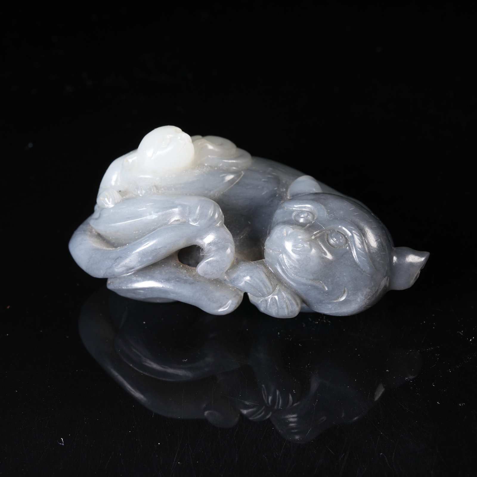 A HETIAN JADE CLEVERLY CARVED MOTHER-AND-CHILD BEAST HANDHELD ORNAMENT (1 of 8)
