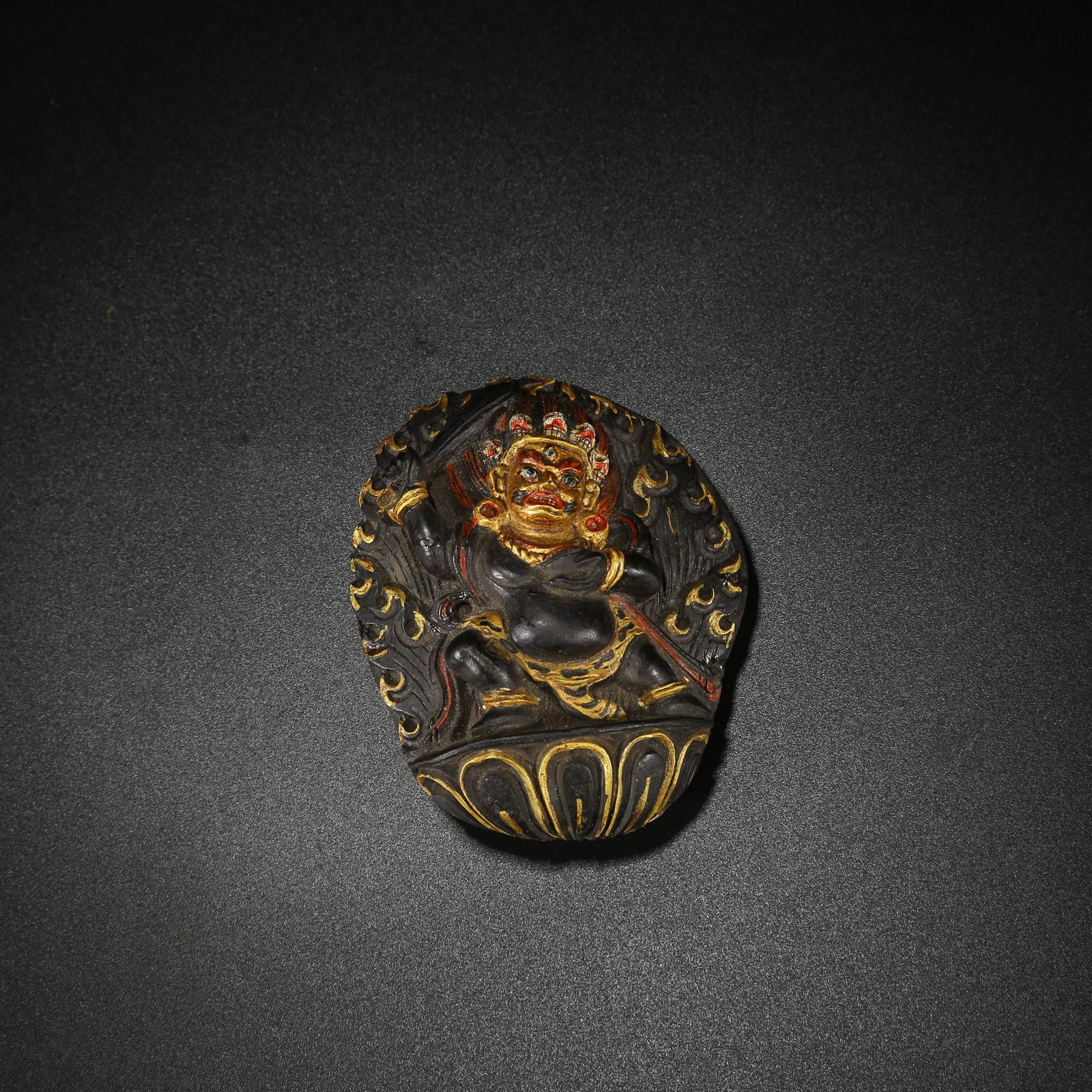 A FOSSIL CONCH WITH POLYCHROME BUDDHA STATUE (1 of 9)